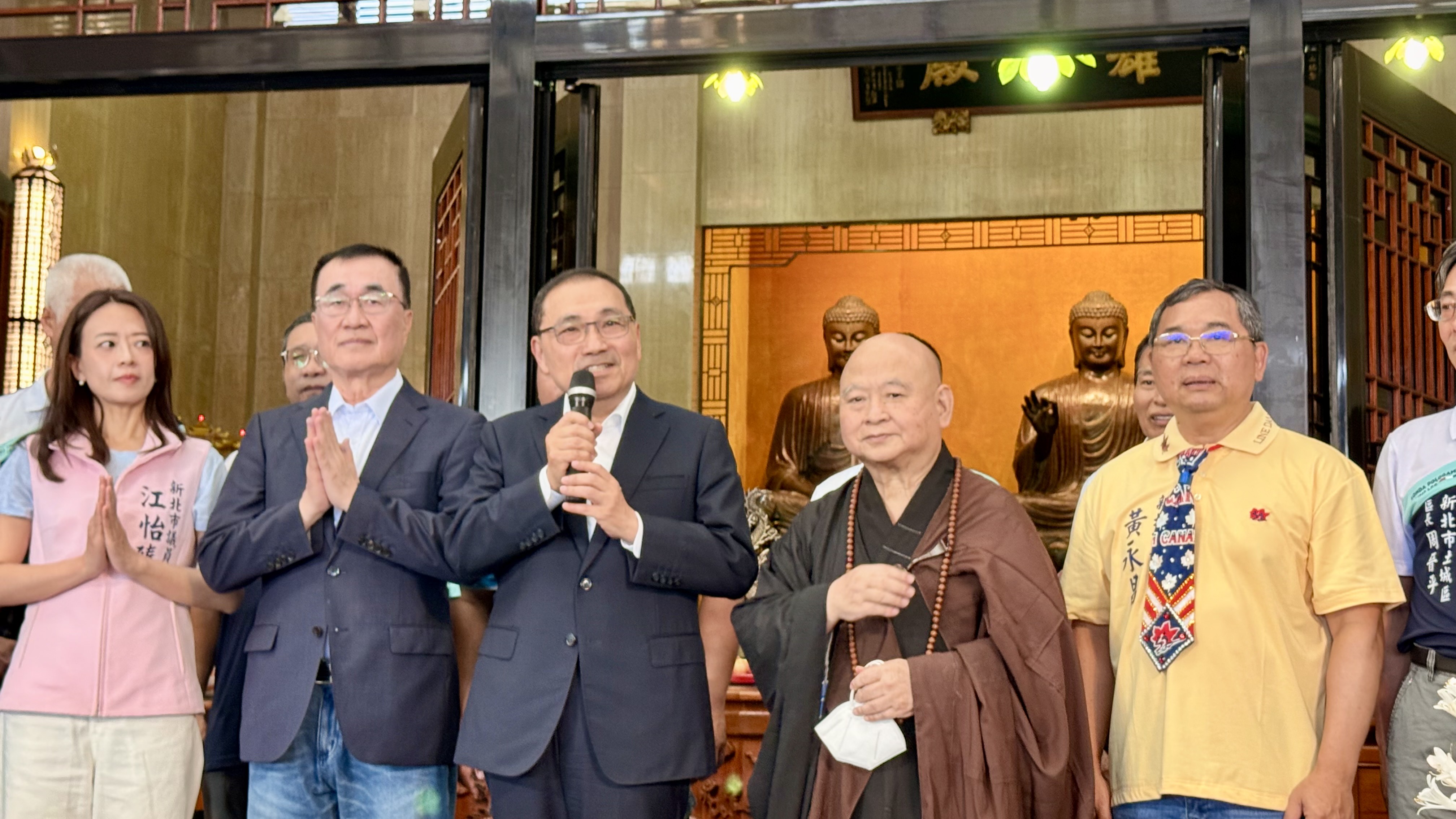今(24)日是農曆4月8日釋迦牟尼佛聖誕，新北市市長侯友宜前往土城承天禪寺參香浴佛及致贈香油錢，感謝廟方積極投入社會公益與慈善救濟。