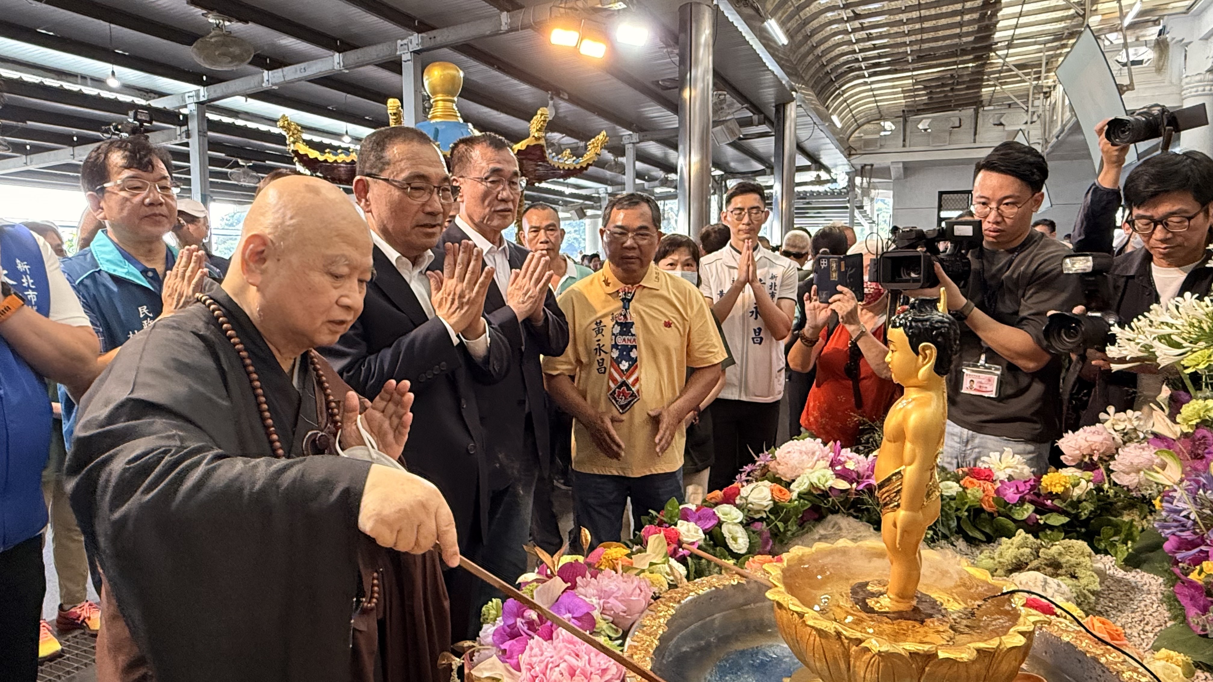 市長侯友宜在承天禪寺住持道等法師引領下誠心浴佛。