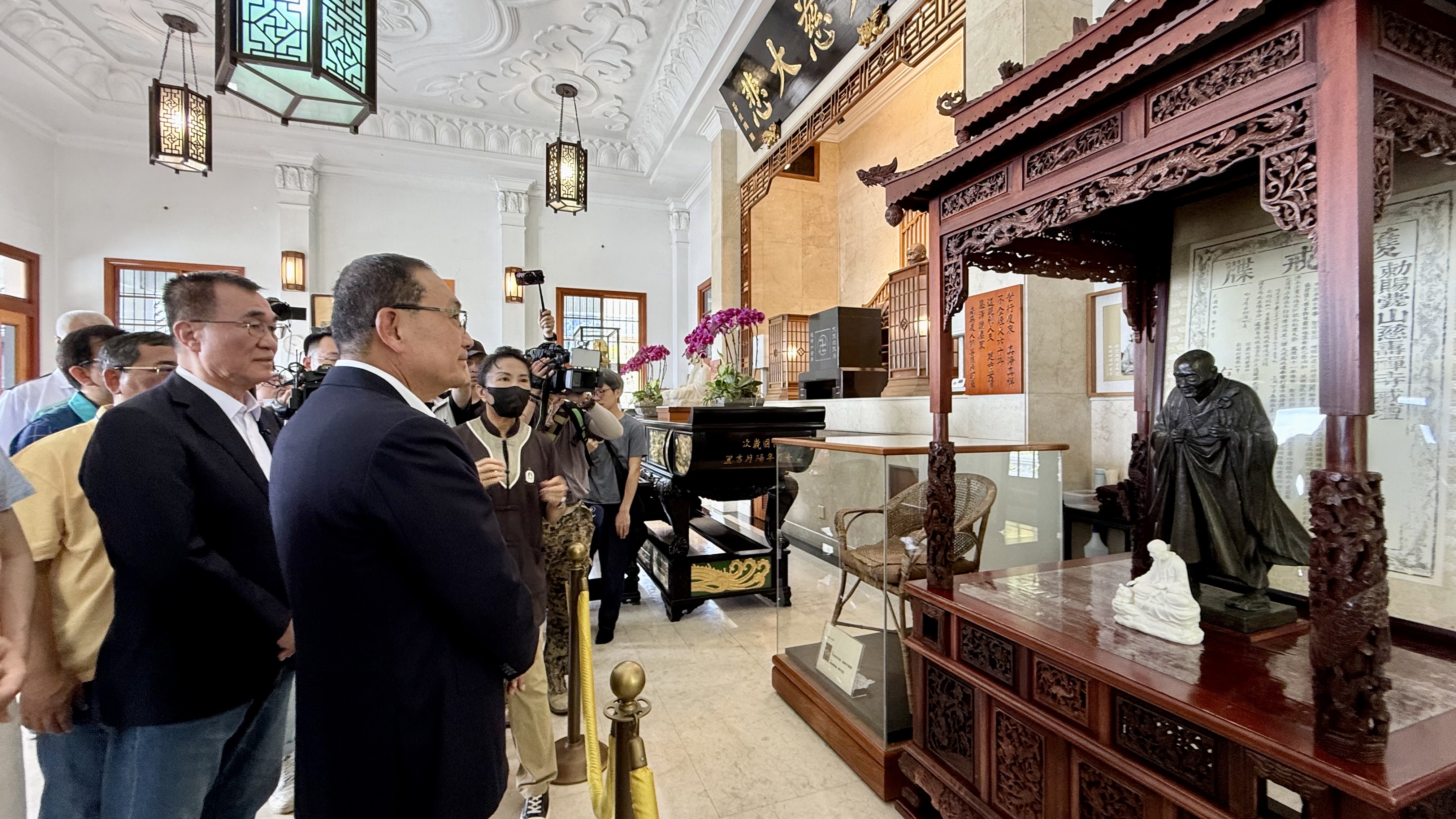 侯友宜並參觀承天禪寺「廣公紀念堂」聽取導覽人員解說廣欽和尚事蹟。