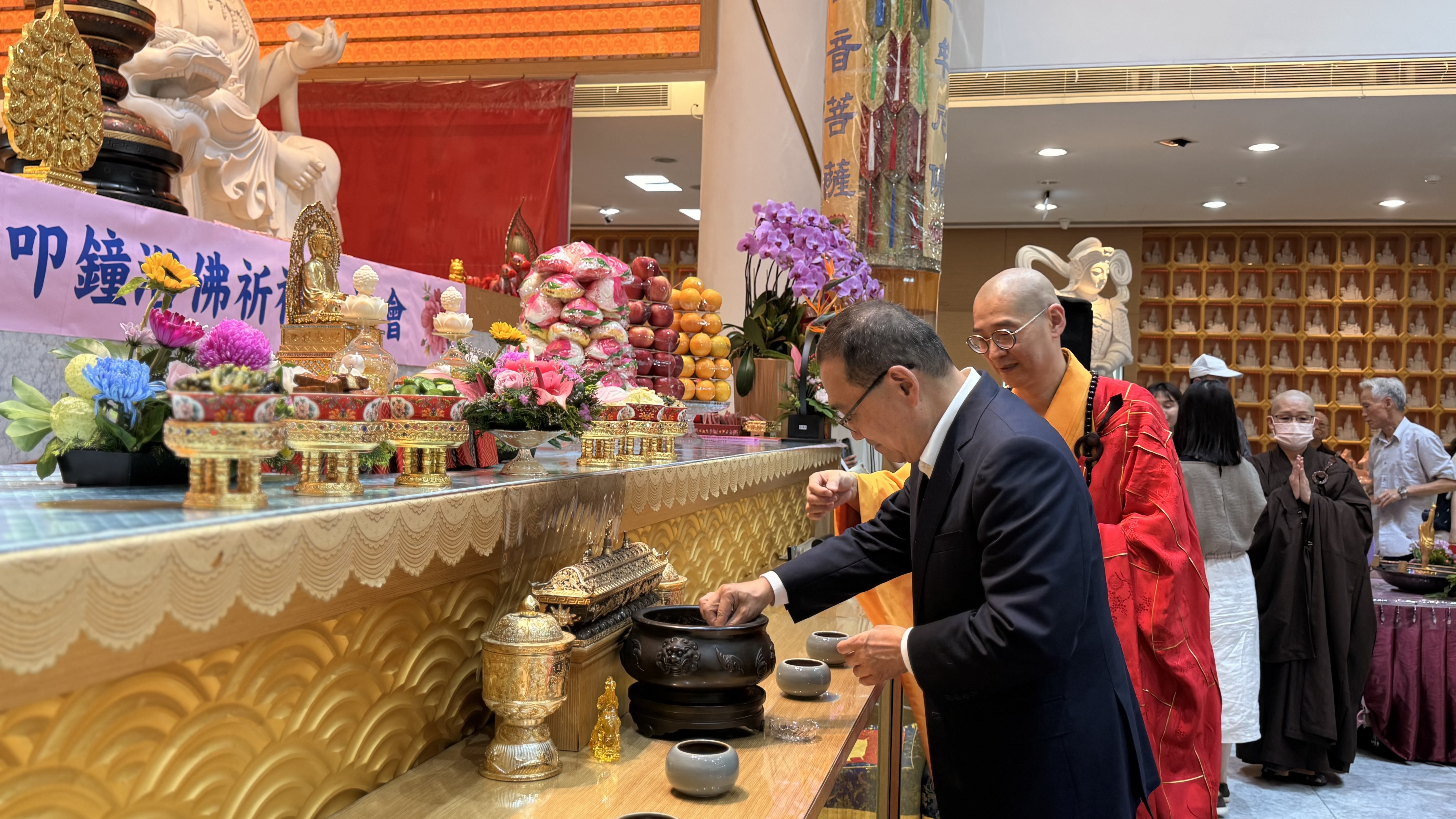 侯友宜並前往土城慈法禪寺禮佛、浴佛，及致贈香油錢，感謝慈法禪寺讓宗教文化走進生活、讓善念走進社會。