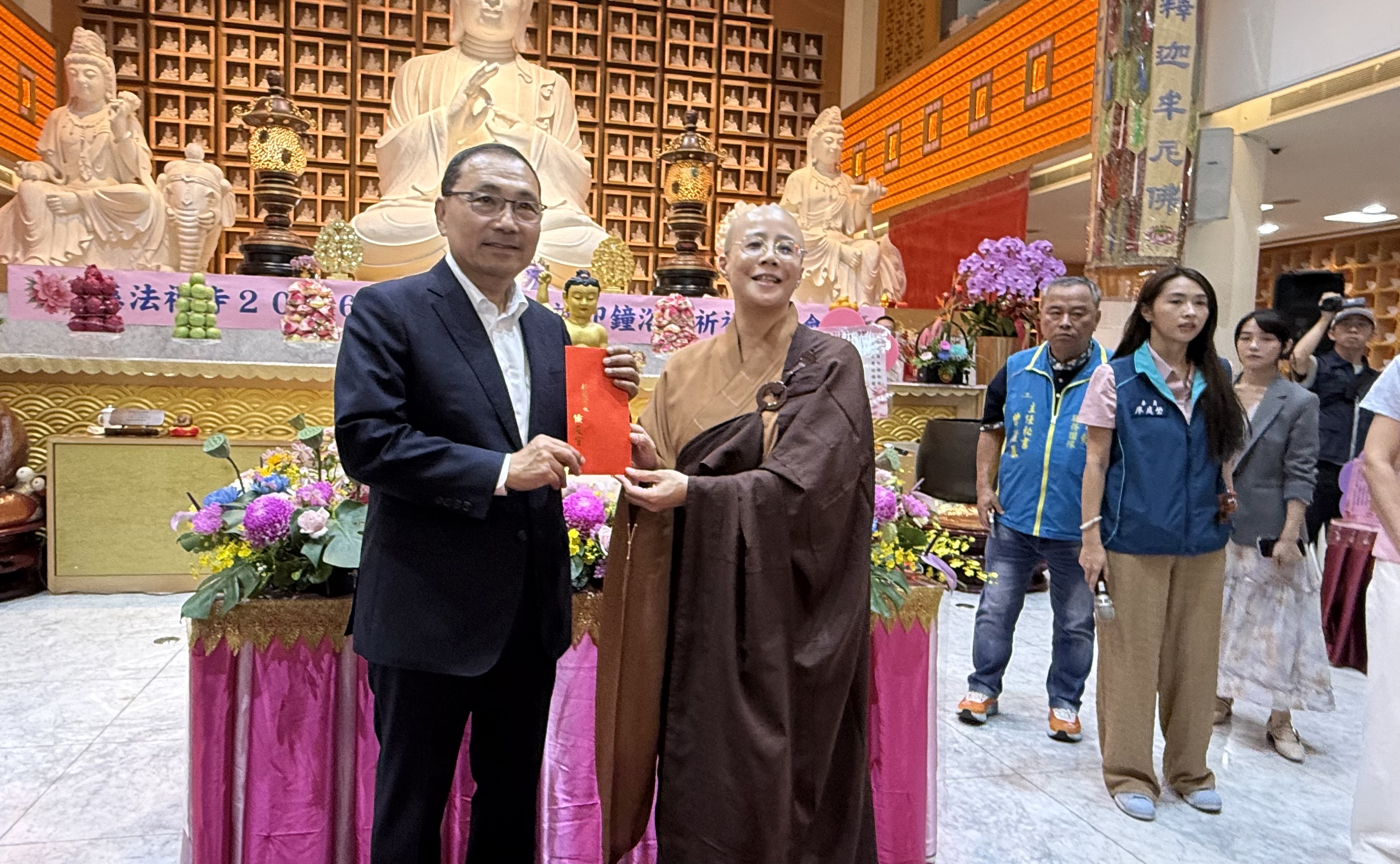 市長侯友宜並前往土城慈法禪寺禮佛、浴佛，及致贈香油錢，感謝慈法禪寺讓宗教文化走進生活、讓善念走進社會。