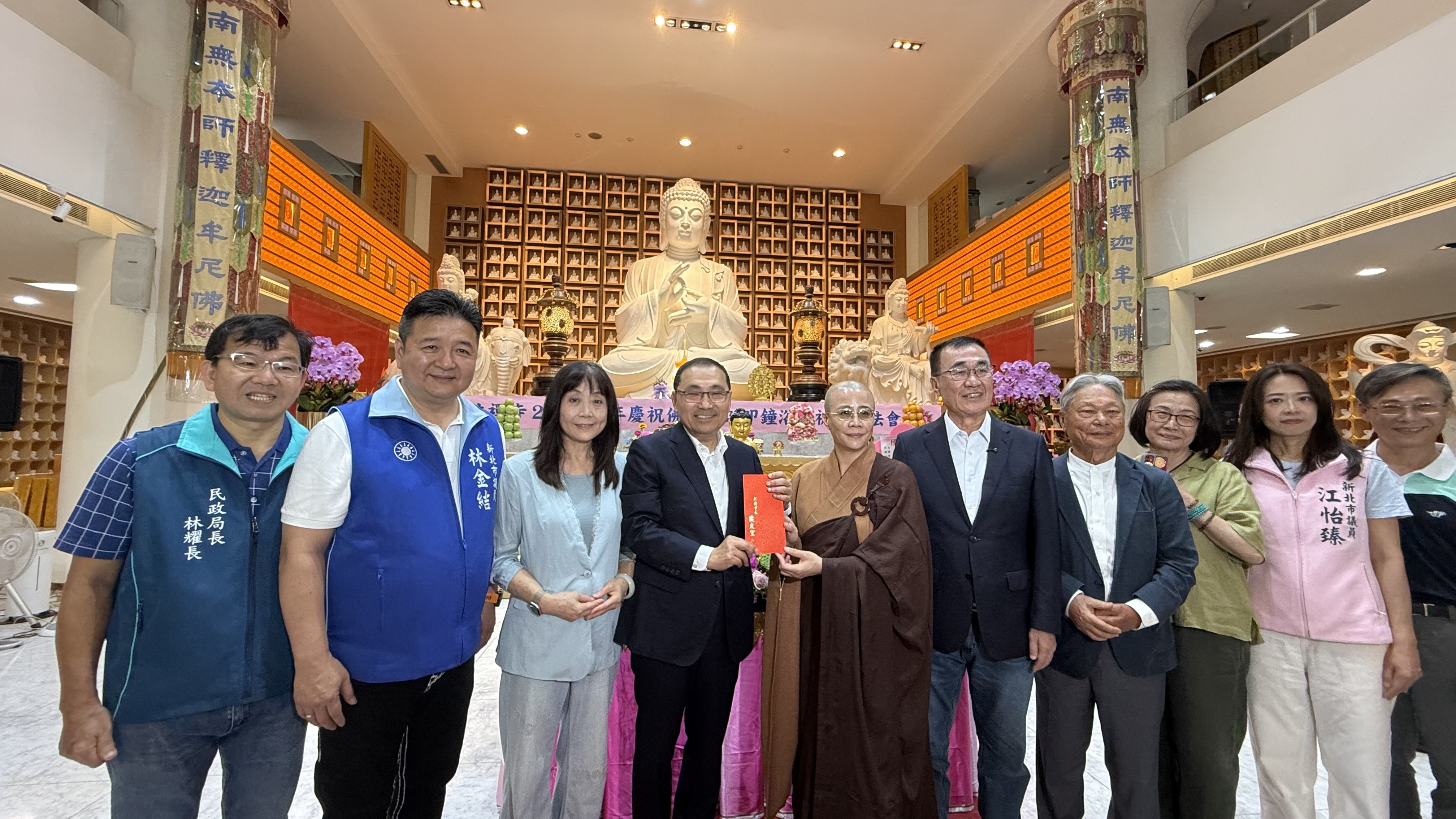 新北市市長侯友宜並前往土城慈法禪寺禮佛、浴佛，及致贈香油錢，感謝慈法禪寺讓宗教文化走進生活、讓善念走進社會。