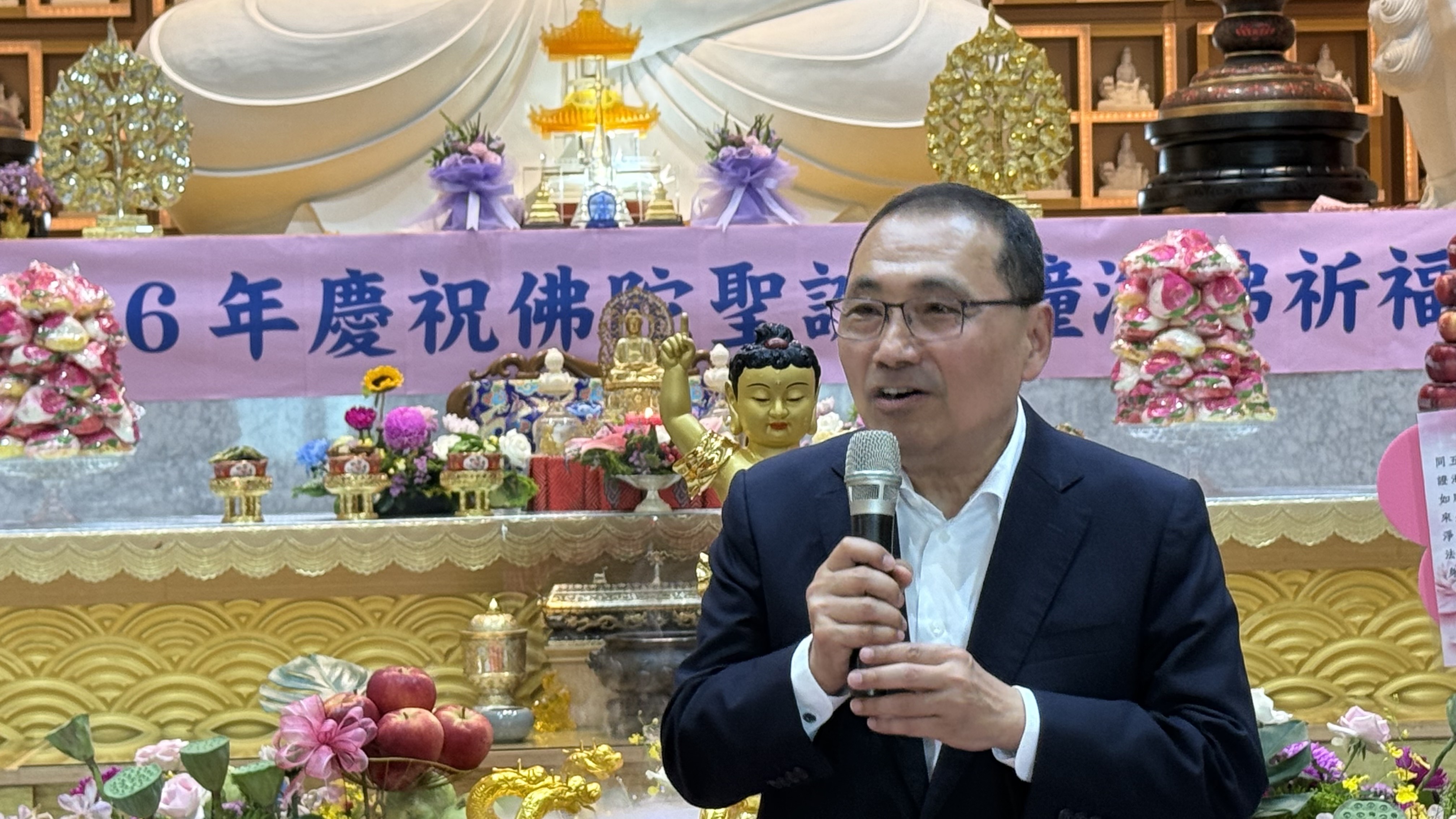 侯友宜並前往土城慈法禪寺禮佛、浴佛及致贈香油錢，感謝慈法禪寺讓宗教文化走進生活、讓善念走進社會。