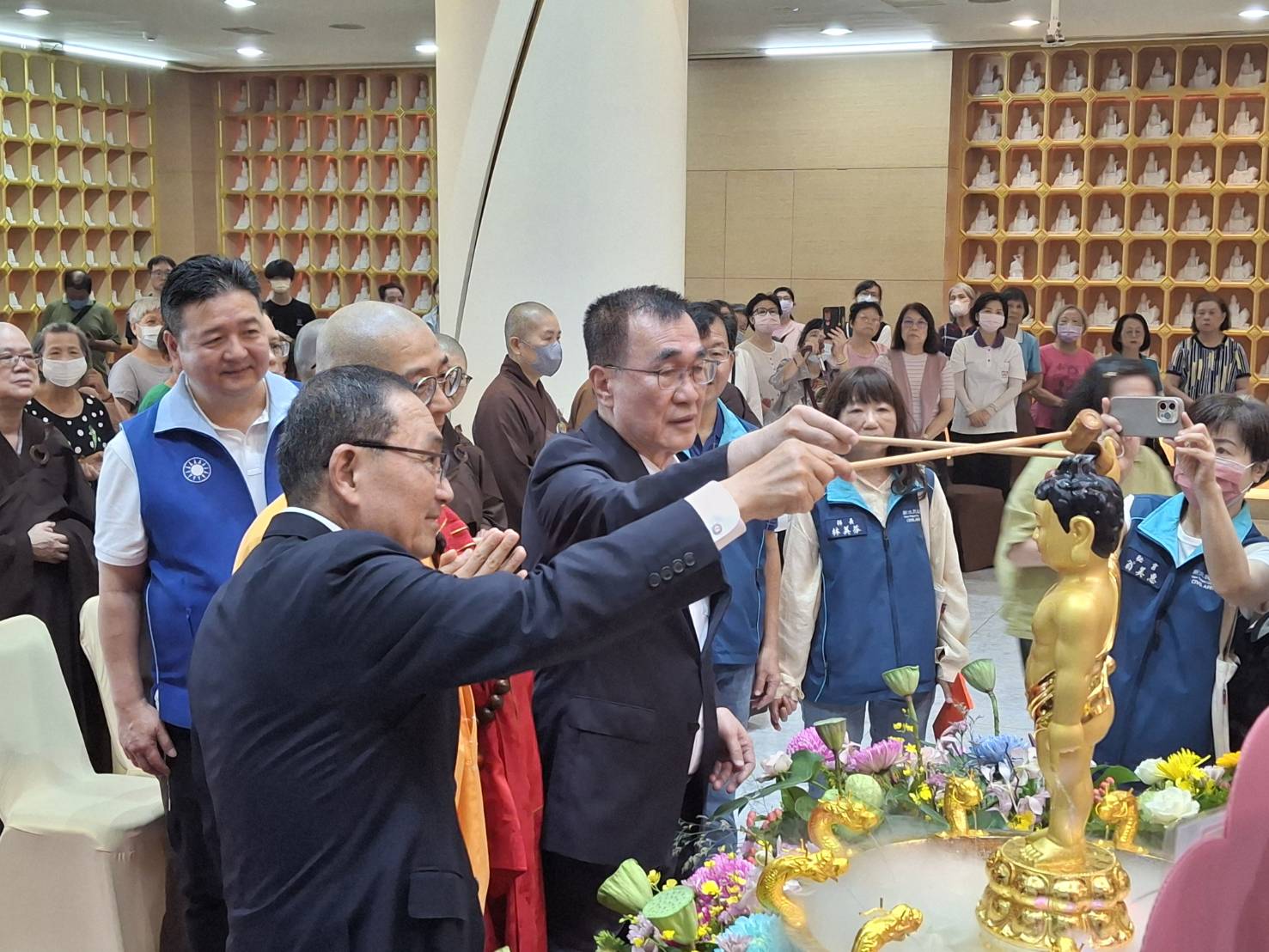 市長侯友宜在慈法禪寺今日主法大慧法師引領下虔誠浴佛。