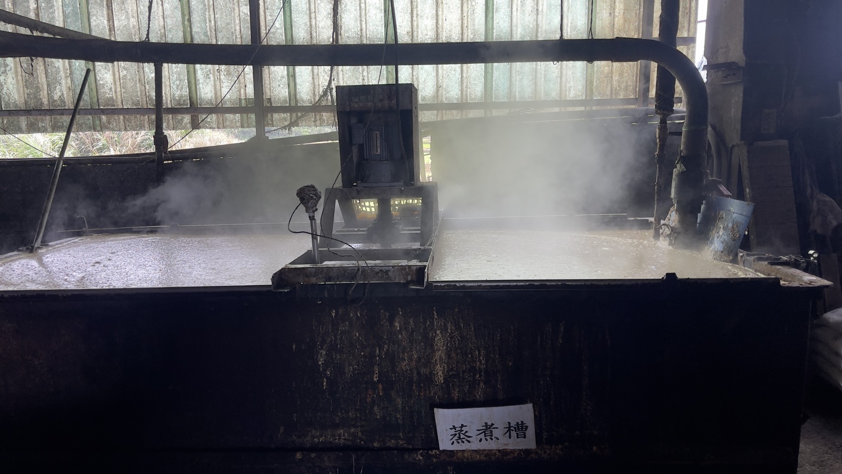 除溫度與影像即時監控落實廚餘蒸煮，防止非洲豬瘟疫病破口，載運廚餘車輛亦須加裝GPS定位系統。