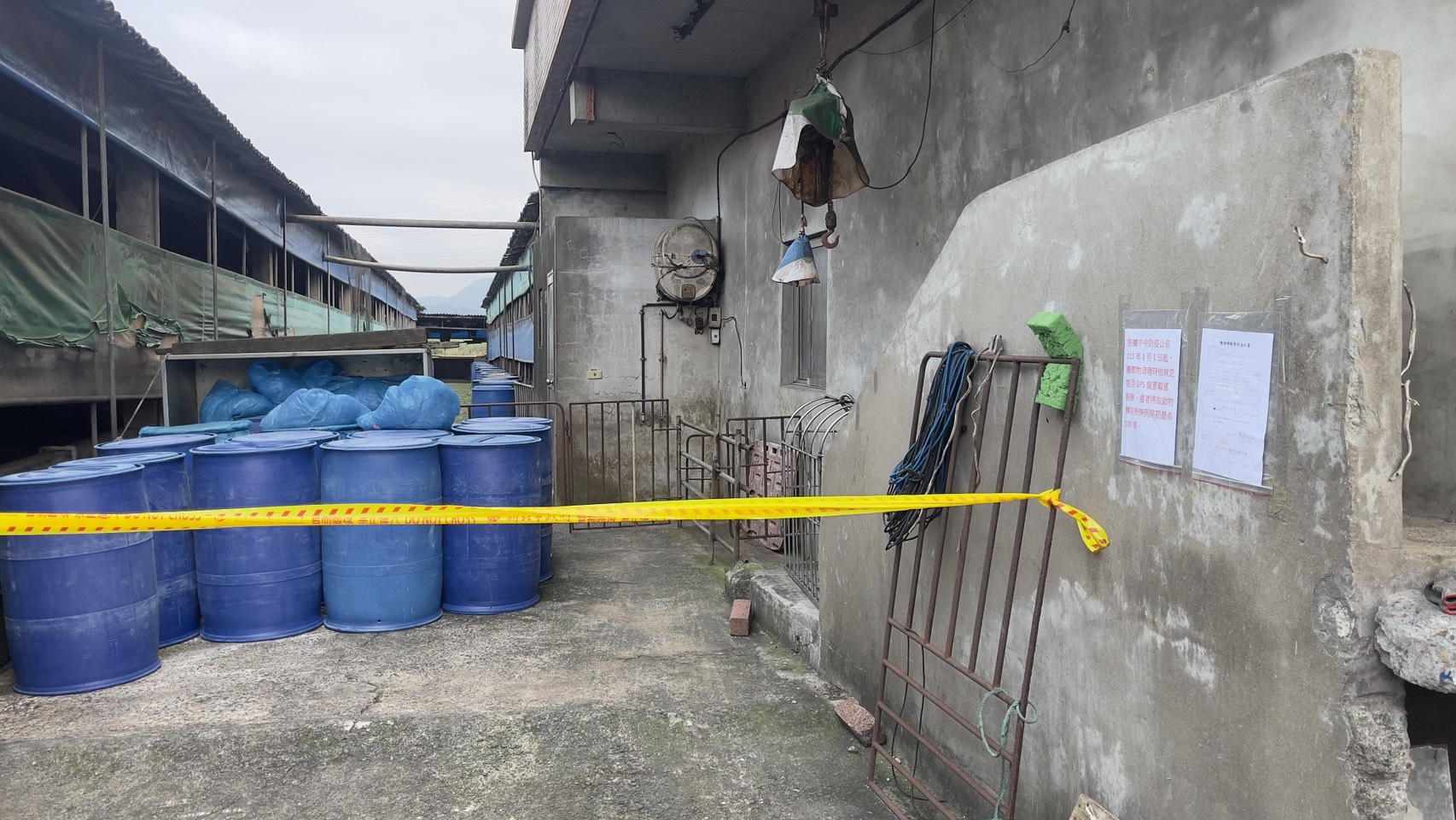  新北市動保處於違規養豬場拉封鎖線，啟動移動管制15天。