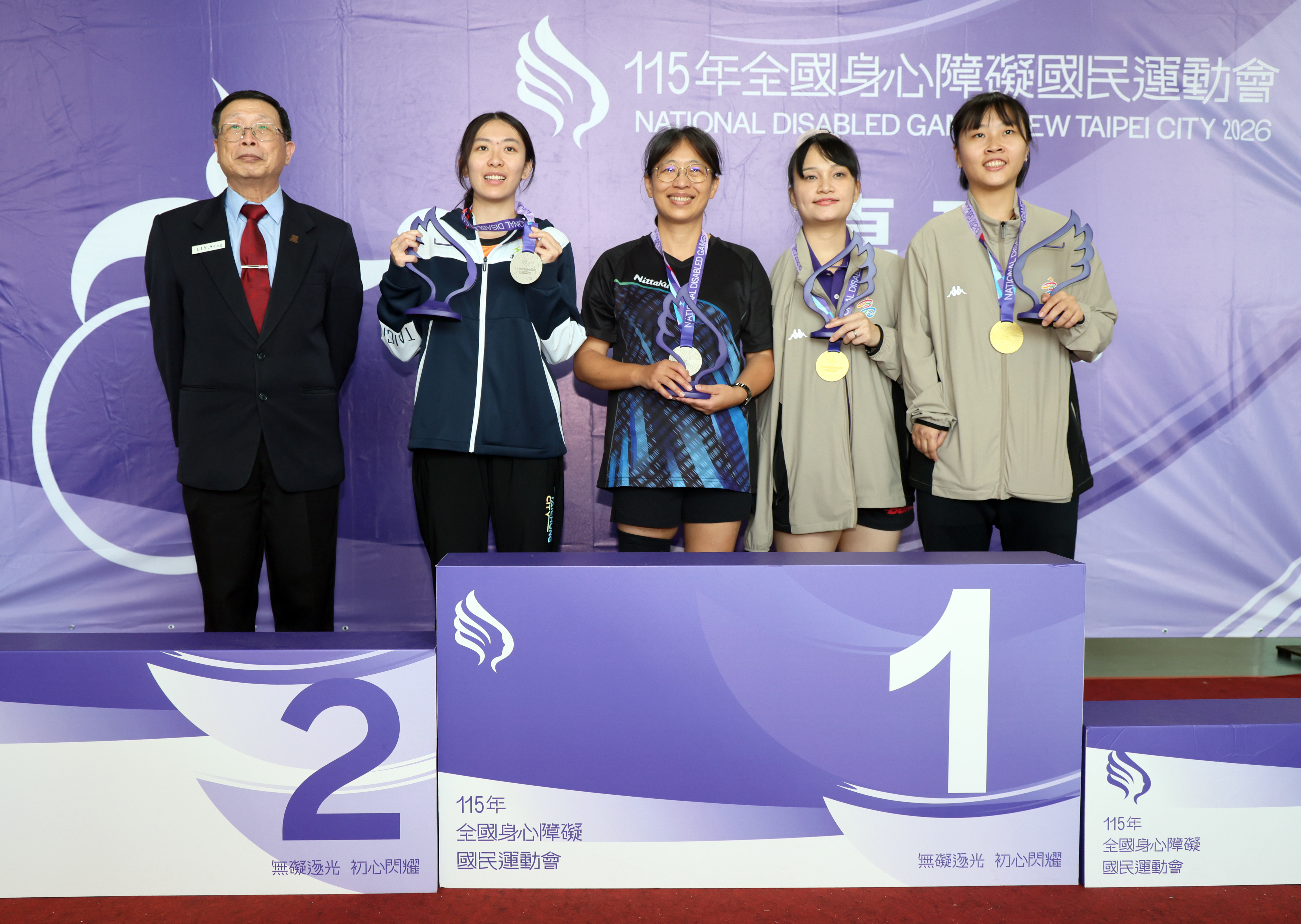 （右起）田曉雯、伊斯坦大.莎霏代表高雄市拿下金牌，臺中市的詹秀英與林姿妤獲得銀牌