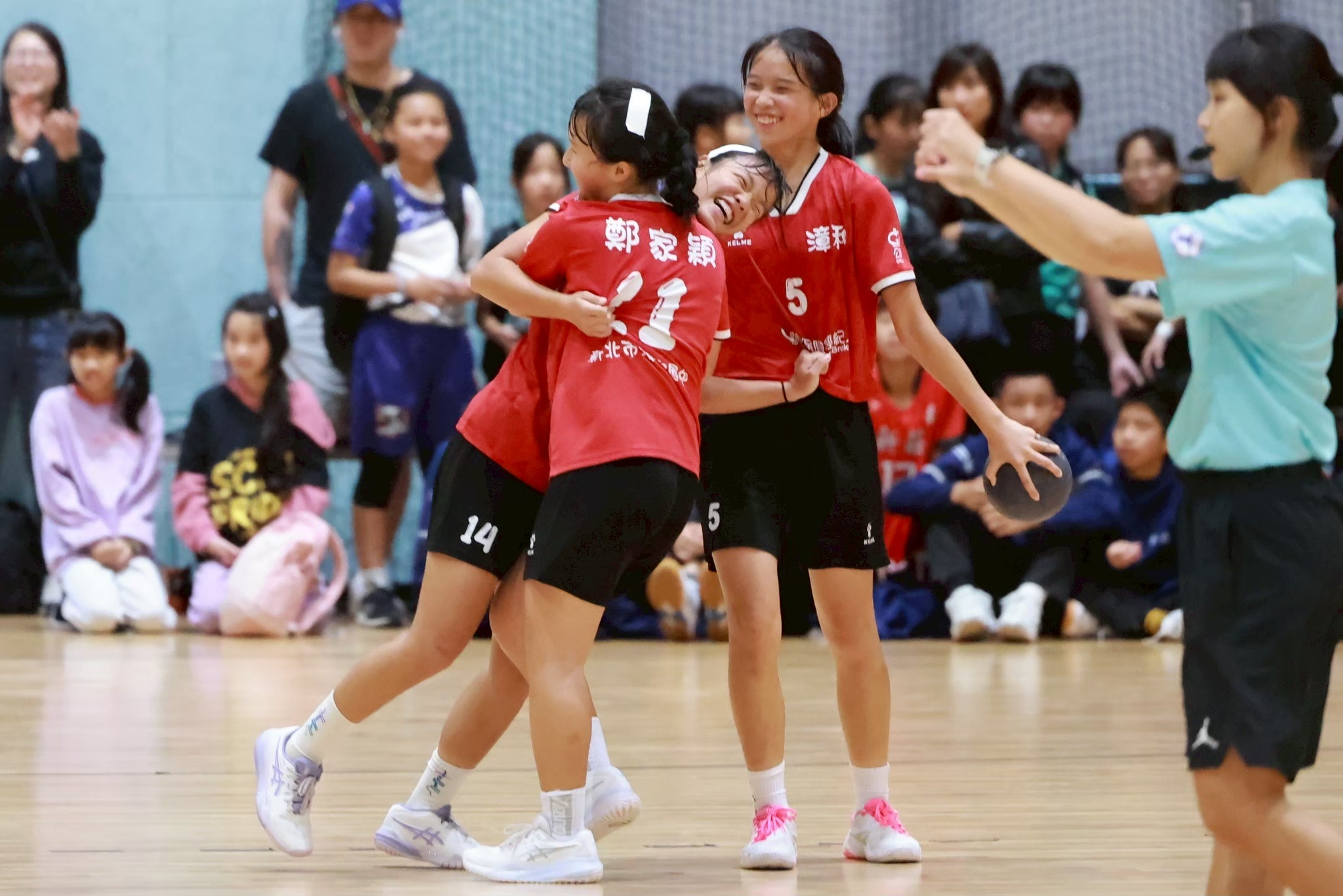 新北漳和國中女子手球隊勇奪全國師生賽冠軍 球員相擁慶祝