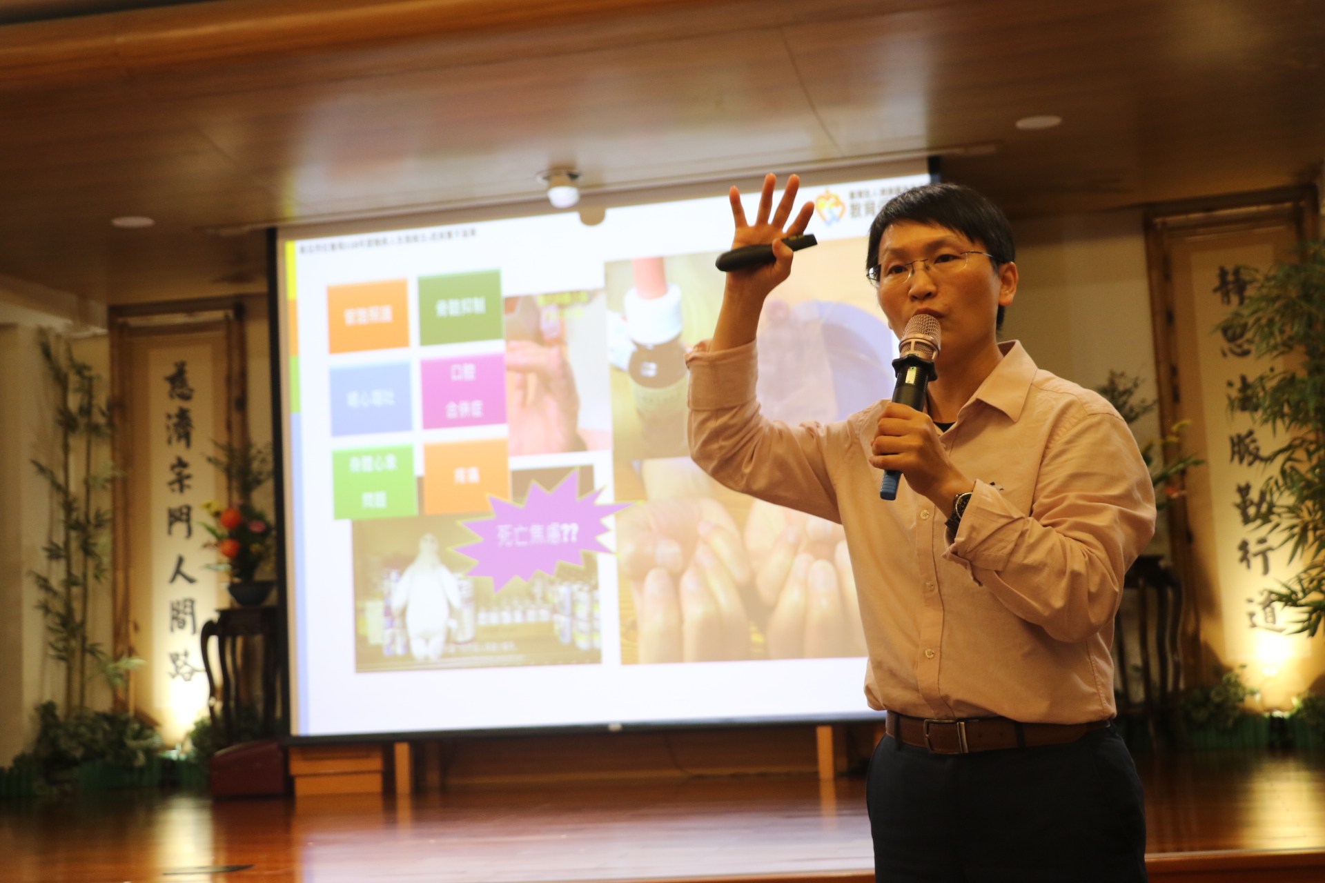 護理專家許雅婷表示，失智症會有4個階段的病程發展