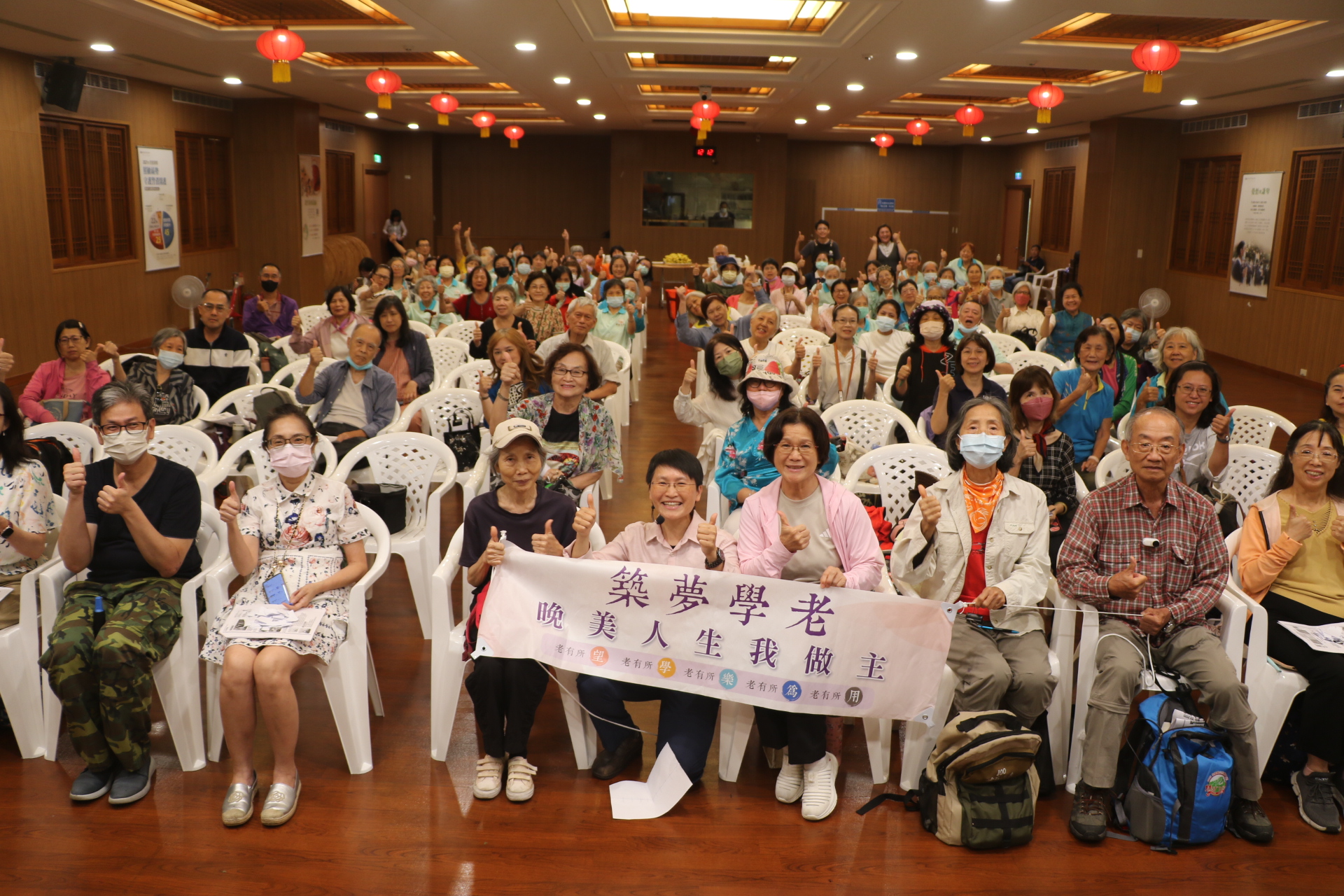  新北市社會局「晚美人生我做主」系列講座，邀請活力橘健康公司執行長許雅婷談失智症照顧者的議題，吸引百位關心者到場聆聽。