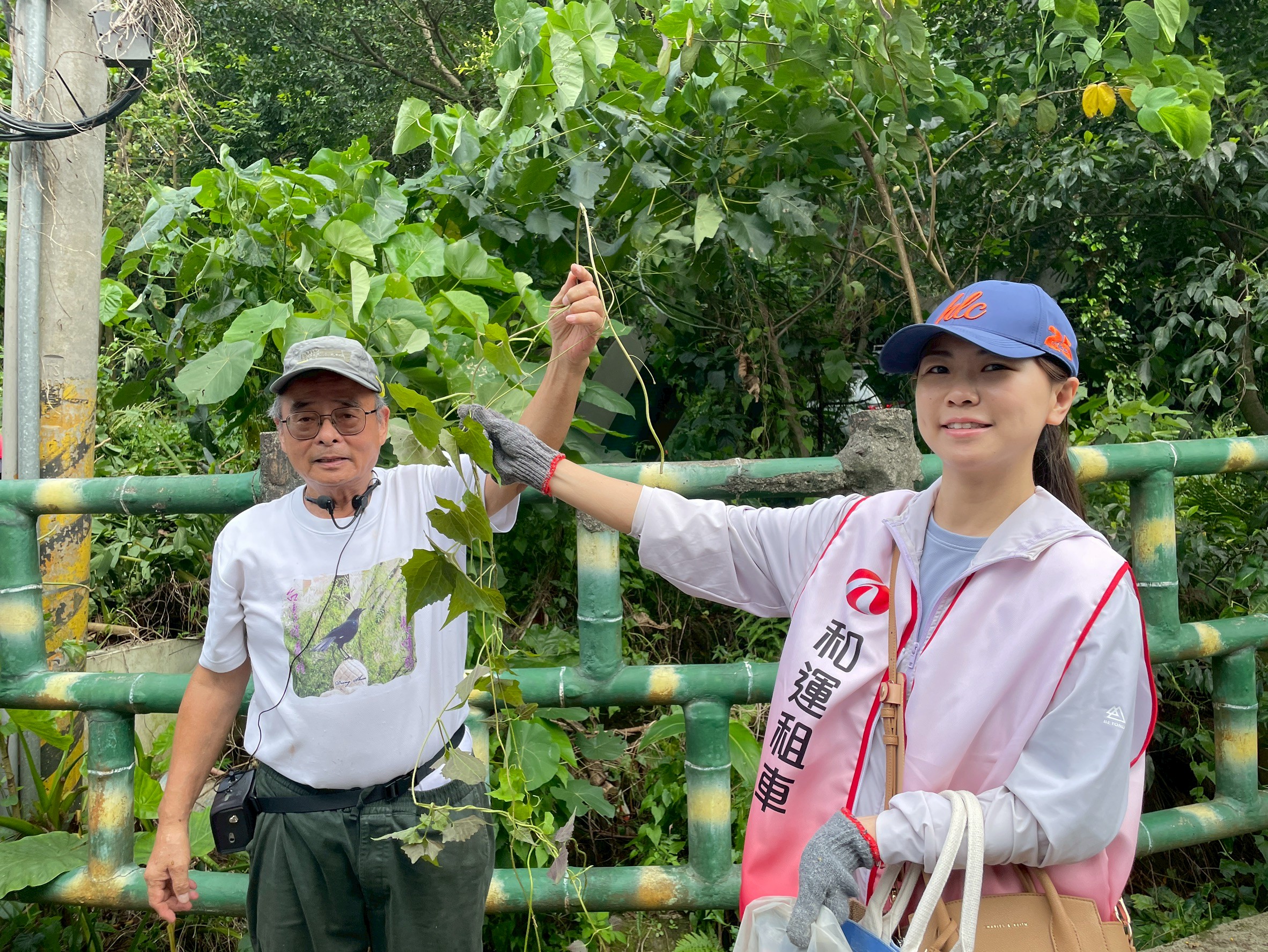 頂欣社區發展協會監事許慈創導覽時向企業志工說明外來種對生態的衝擊。