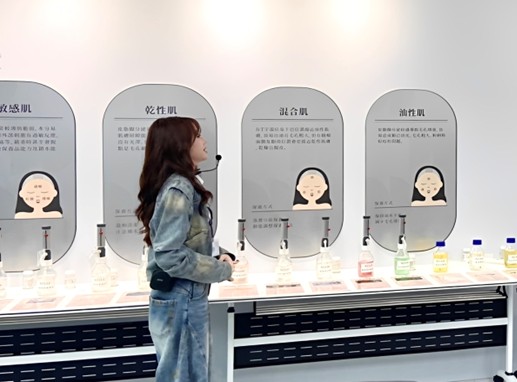 凱芬妮產業文化館內部牆面結合圖文展示肌膚保養知識，打造兼具教育與參觀體驗的空間。
