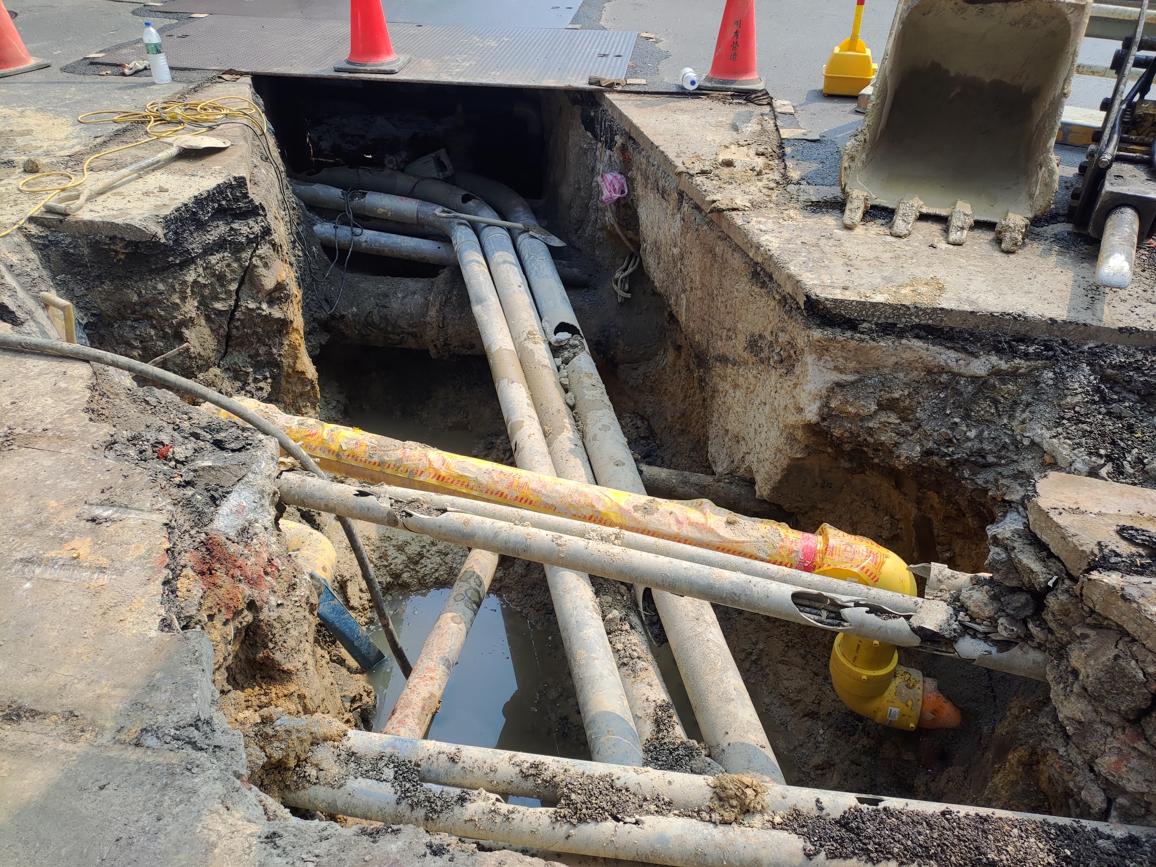  逢甲路270巷口道路下方管線複雜，影響排水涵管埋設進度