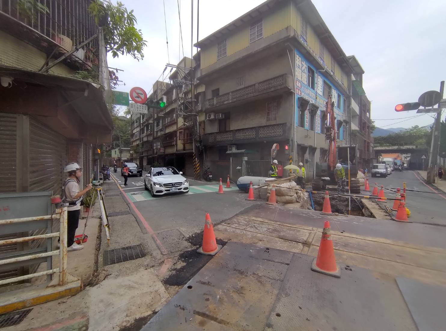  逢甲路地下管線極為錯綜複雜，且該路段本身車流量龐大，水利局採取「半半施工」模式維持雙向通行