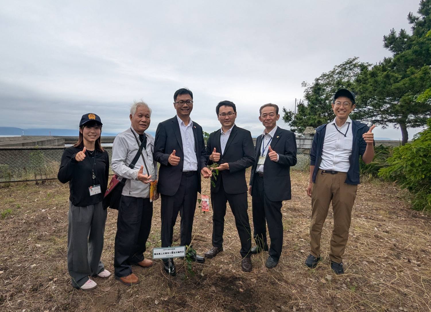 共同種植友誼樹，象徵友誼長存