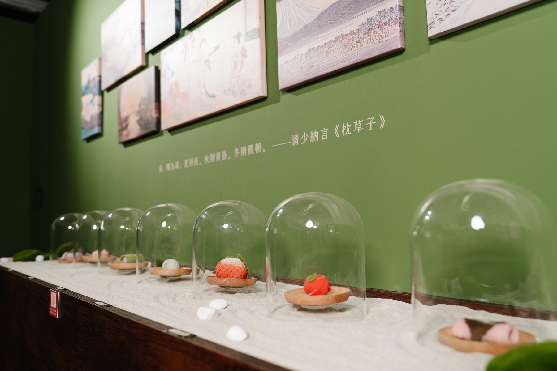 「烹茶煨鴨腳」茶食文化特展展出多種兼具味覺與視覺之美的日本和菓子。