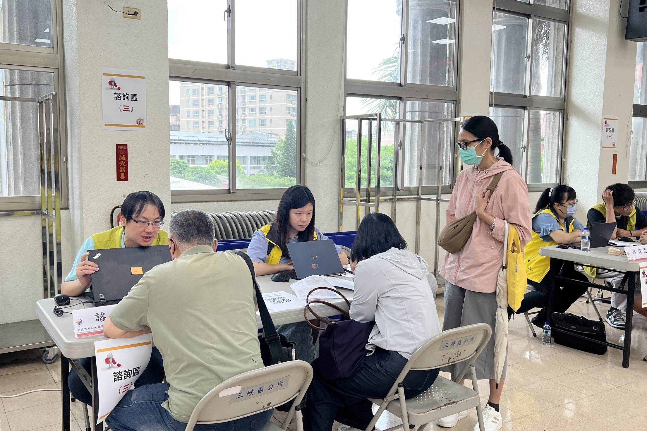 座談會現場提供民眾相關諮詢服務。新北市地政局提供_0