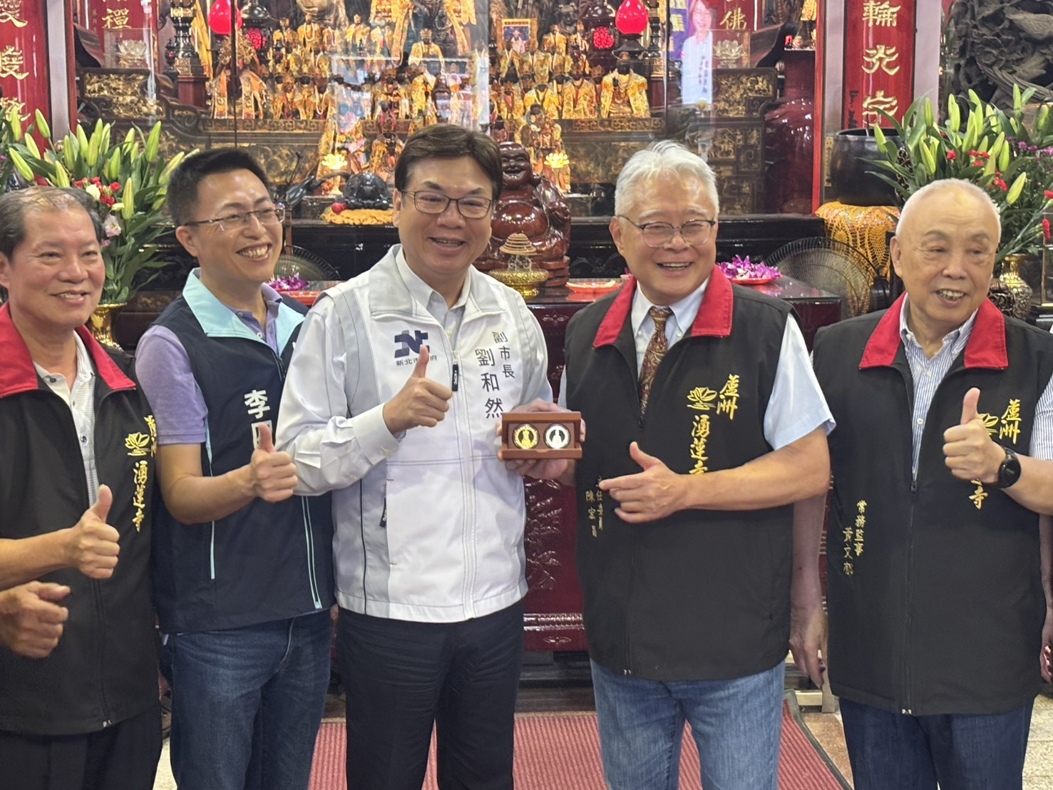 湧蓮寺主委陳宏昌（右2）回贈市府觀音佛祖菩薩錢母金幣，並表示廟方將持續秉持觀音佛祖慈悲精神，作在地學子最堅實的後盾。