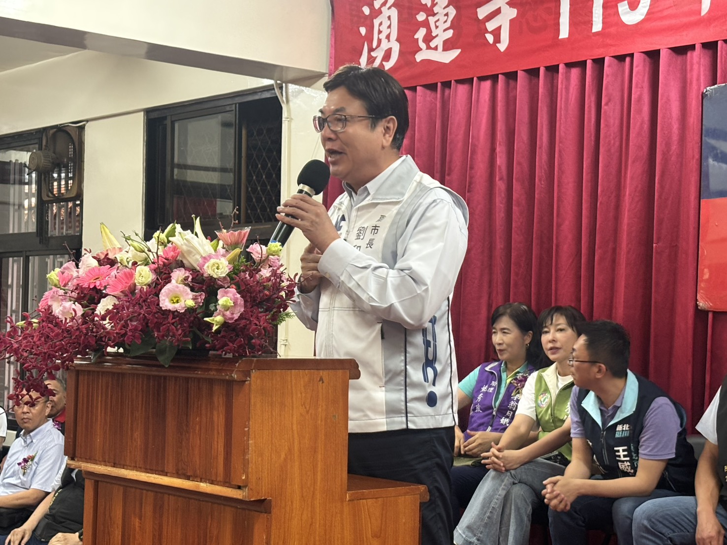 副市長劉和然於典禮上致詞，感謝湧蓮寺長年投入社會公益，歷年累計善款已超8億元，是新北市宗教團體回饋社會的優良典範。