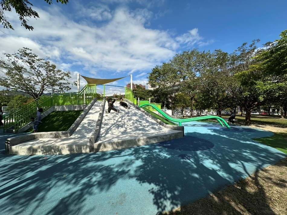 五股體健公園土丘滑道，配置遮陽棚與緩坡路徑，兼顧安全性與無障礙通行。
