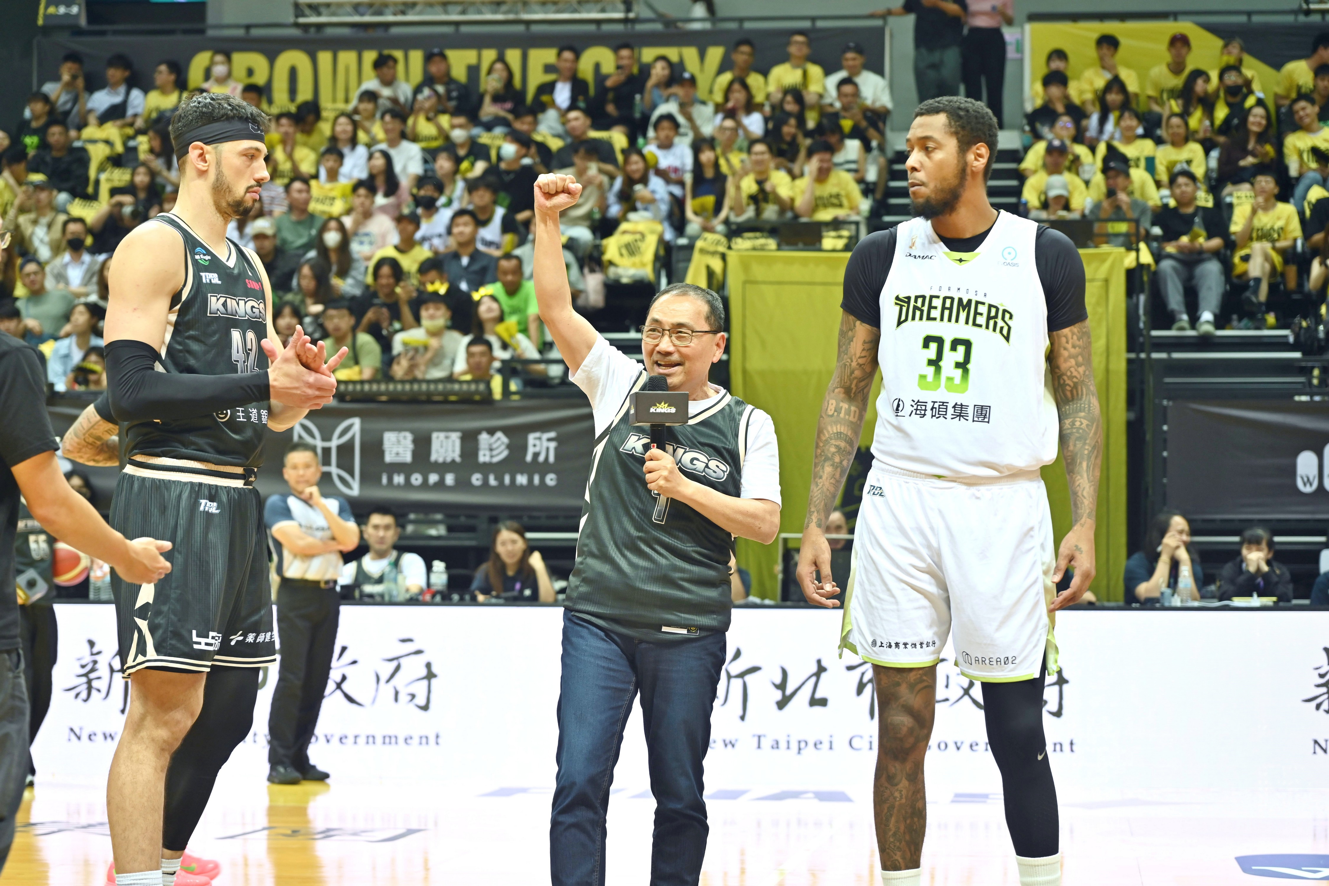新北市長侯友宜出席開球並為新北國王隊加油，盼藉著主場氣勢，挑戰隊史三連霸。