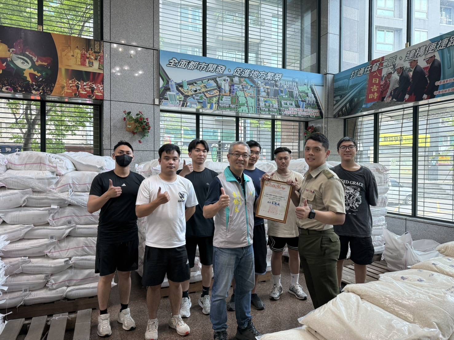 新莊區朱錫良主秘頒贈感謝狀