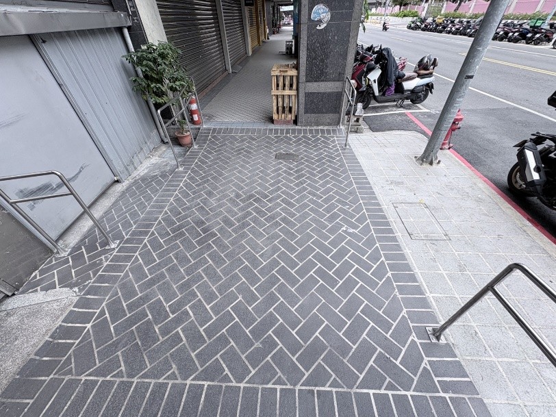 養工處導入「3D模擬圖」呈現騎樓整平完工後的實景樣貌，提升民眾參與意願。圖為新莊區中平路390至350號騎樓整平改善後。
