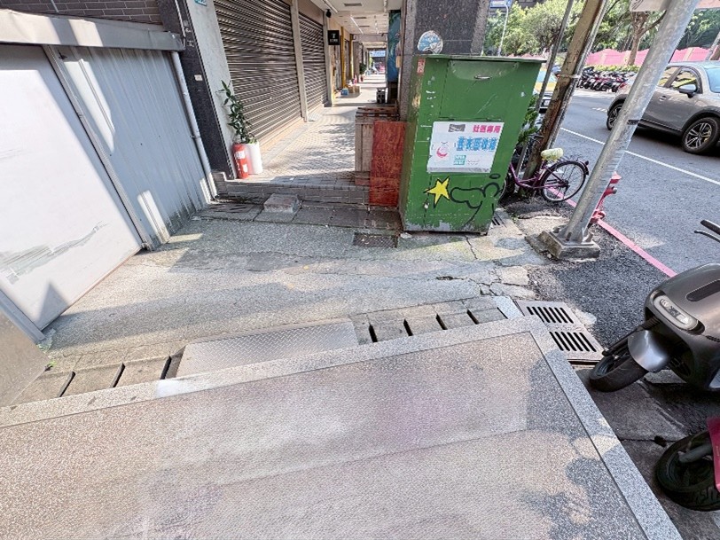 養工處導入「3D模擬圖」呈現騎樓整平完工後的實景樣貌，提升民眾參與意願。圖為新莊區中平路390至350號騎樓整平改善前。