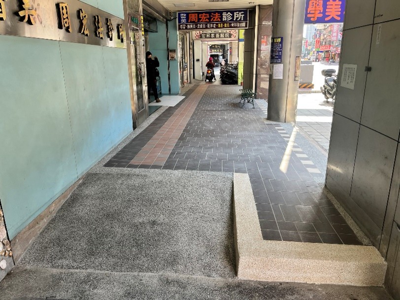 新北市政府自99年推動騎樓整平計畫，至今已完成149餘公里，將逐步檢討持續推動。圖為三重區正義北路309至313號騎樓鋪面更新及高低落差改善後。