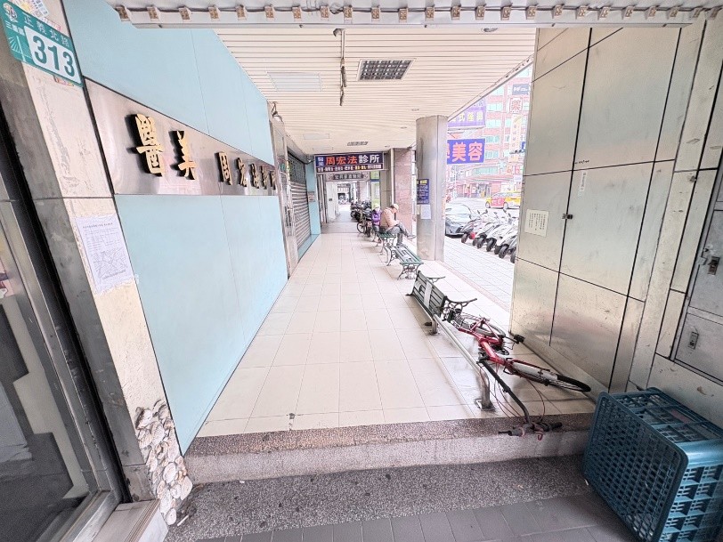 新北市政府自99年推動騎樓整平計畫，至今已完成149餘公里，將逐步檢討持續推動。圖為三重區正義北路309至313號騎樓鋪面更新及高低落差改善前。