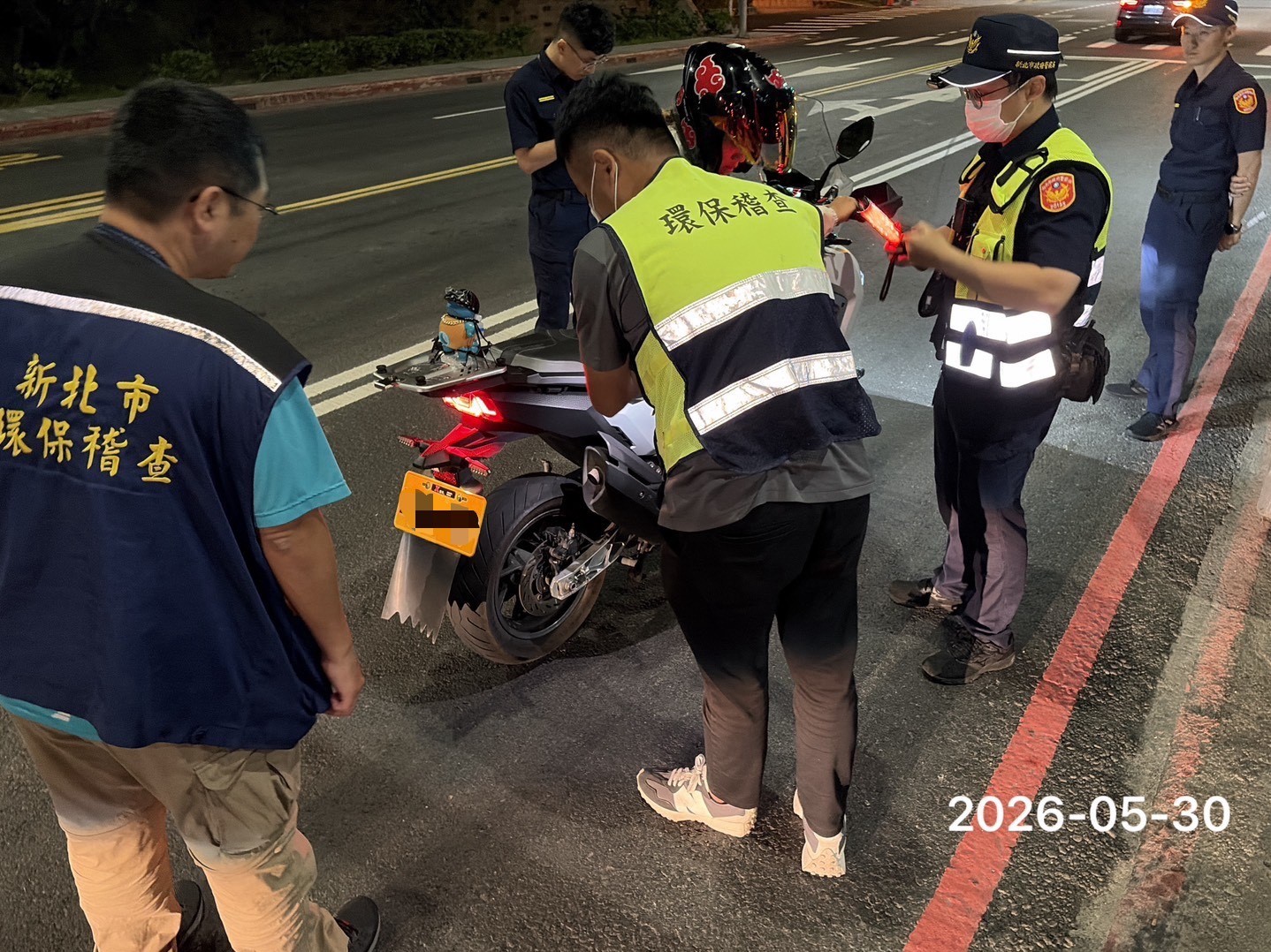  環警聯手於淡江大橋兩端及下橋要道同步攔查噪音車