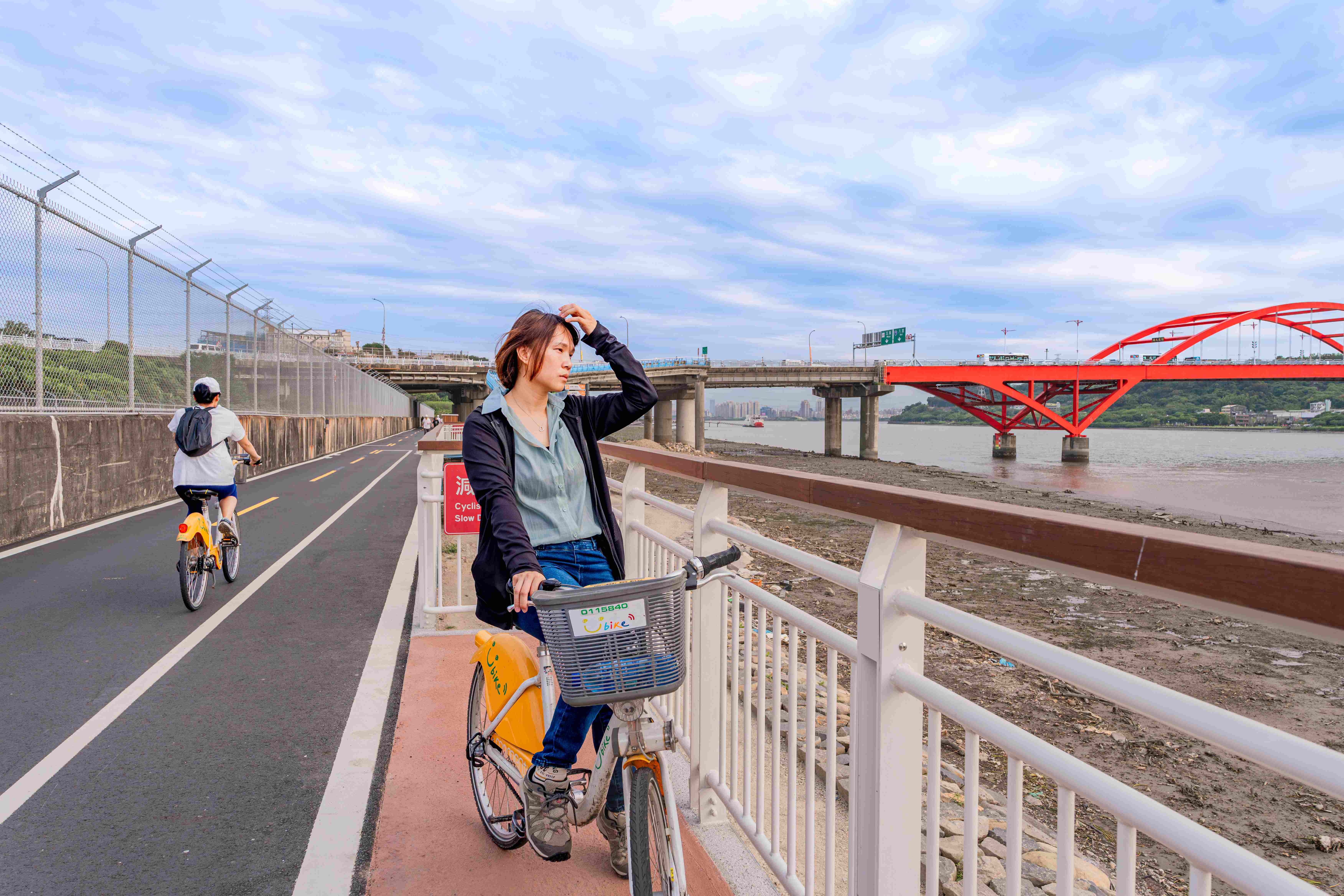  4月完工啟用的淡水金色水岸自行車道關渡段提供民眾友善寬敞的人車分道安全環境