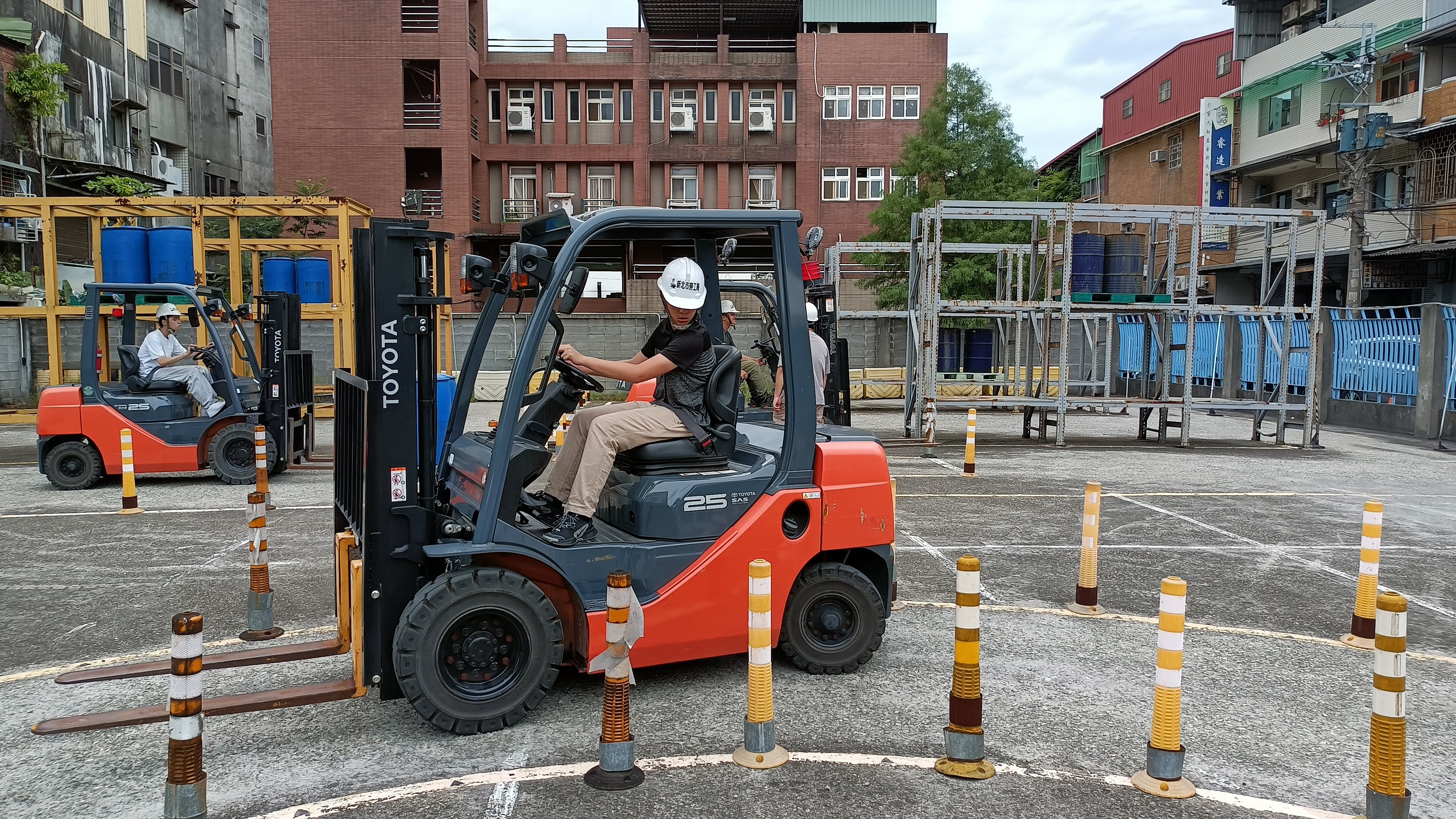 新北役前職訓今(1)日起開放報名，課程緊扣產業脈動與就業市場需求，特別規劃AI數位應用、餐飲技術及機械操作三大領域共5類免費職訓專班、140個名額。