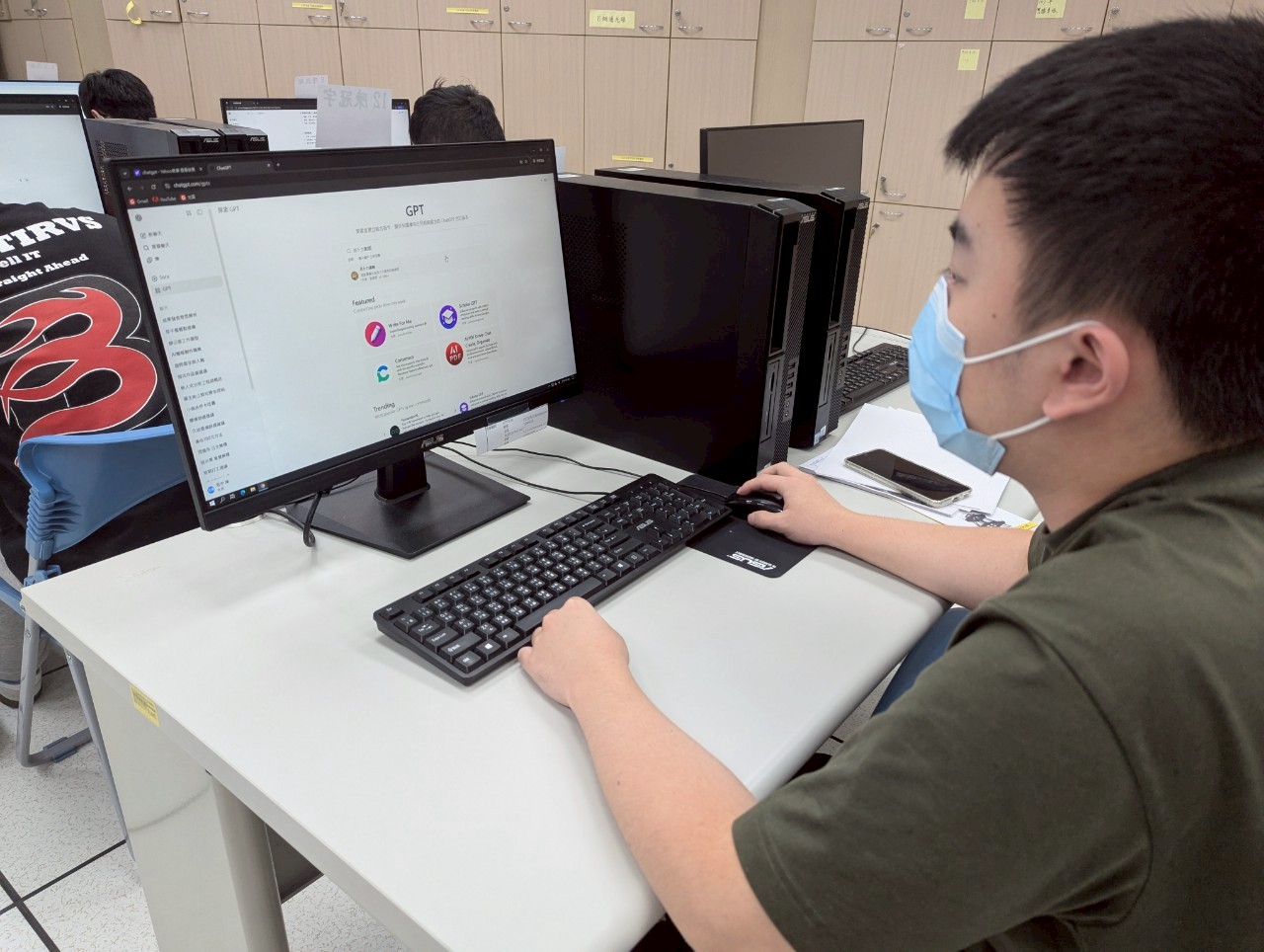 新北市役前職訓今(1)日起開放報名，課程緊扣產業脈動與就業市場需求，特別規劃AI數位應用、餐飲技術及機械操作三大領域共5類免費職訓專班、140個名額。