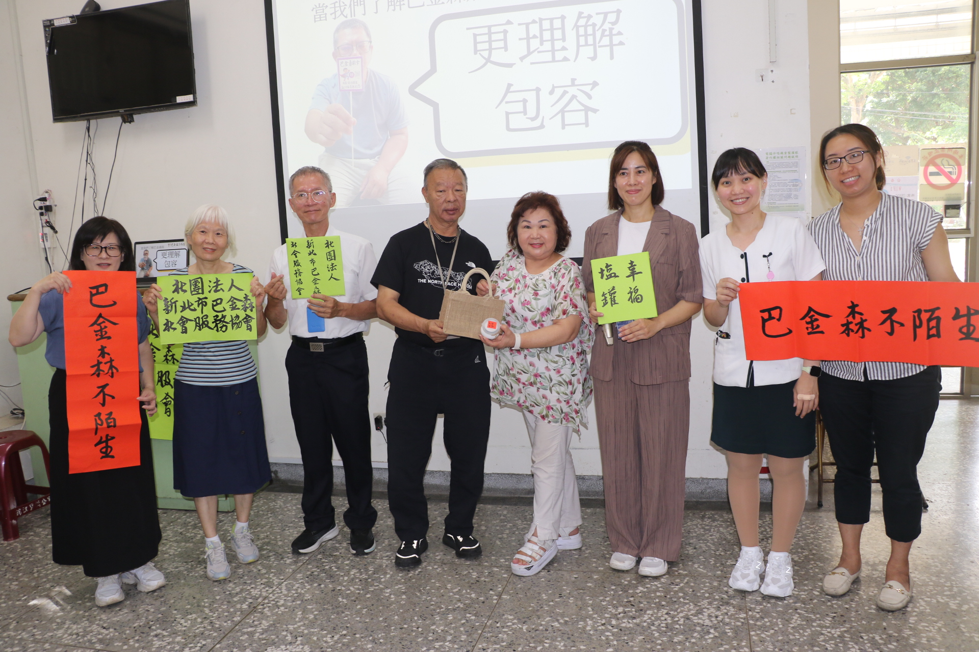  李瑞娟（左1）感謝社會局和三重區民俗文化協會理事長陳月足（右4）等人的支持，共同在據點宣導友善巴友講座