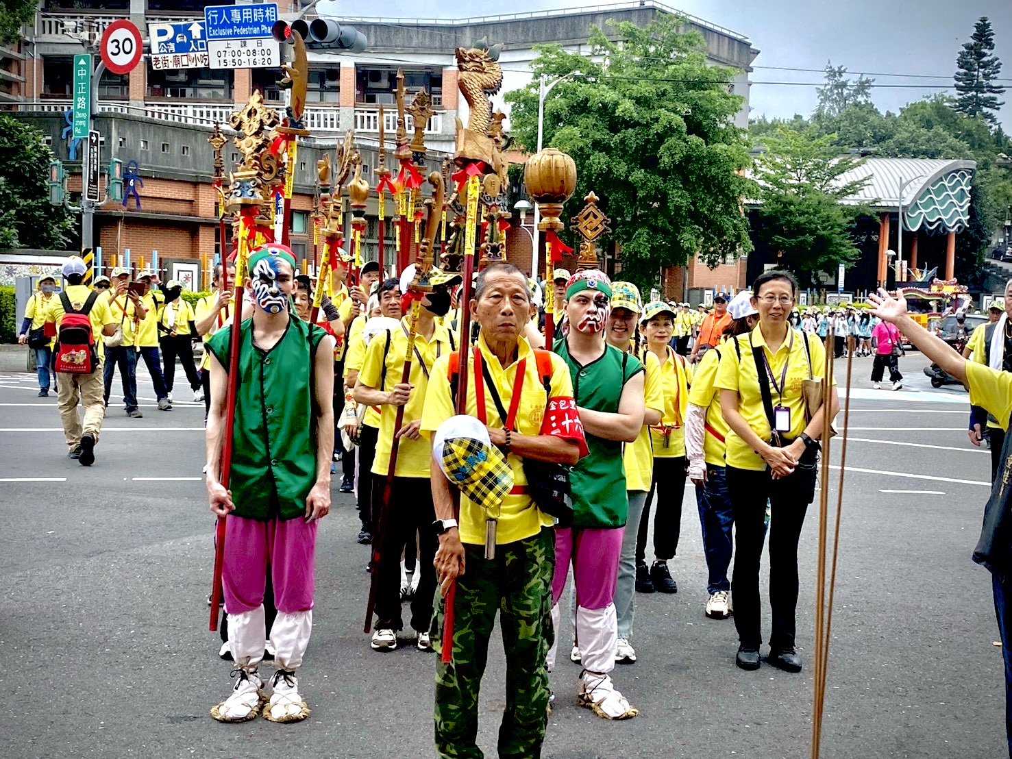 02.外籍友人體驗擔任「36執士」參與護駕任務，並體驗八家將半臉臉譜
