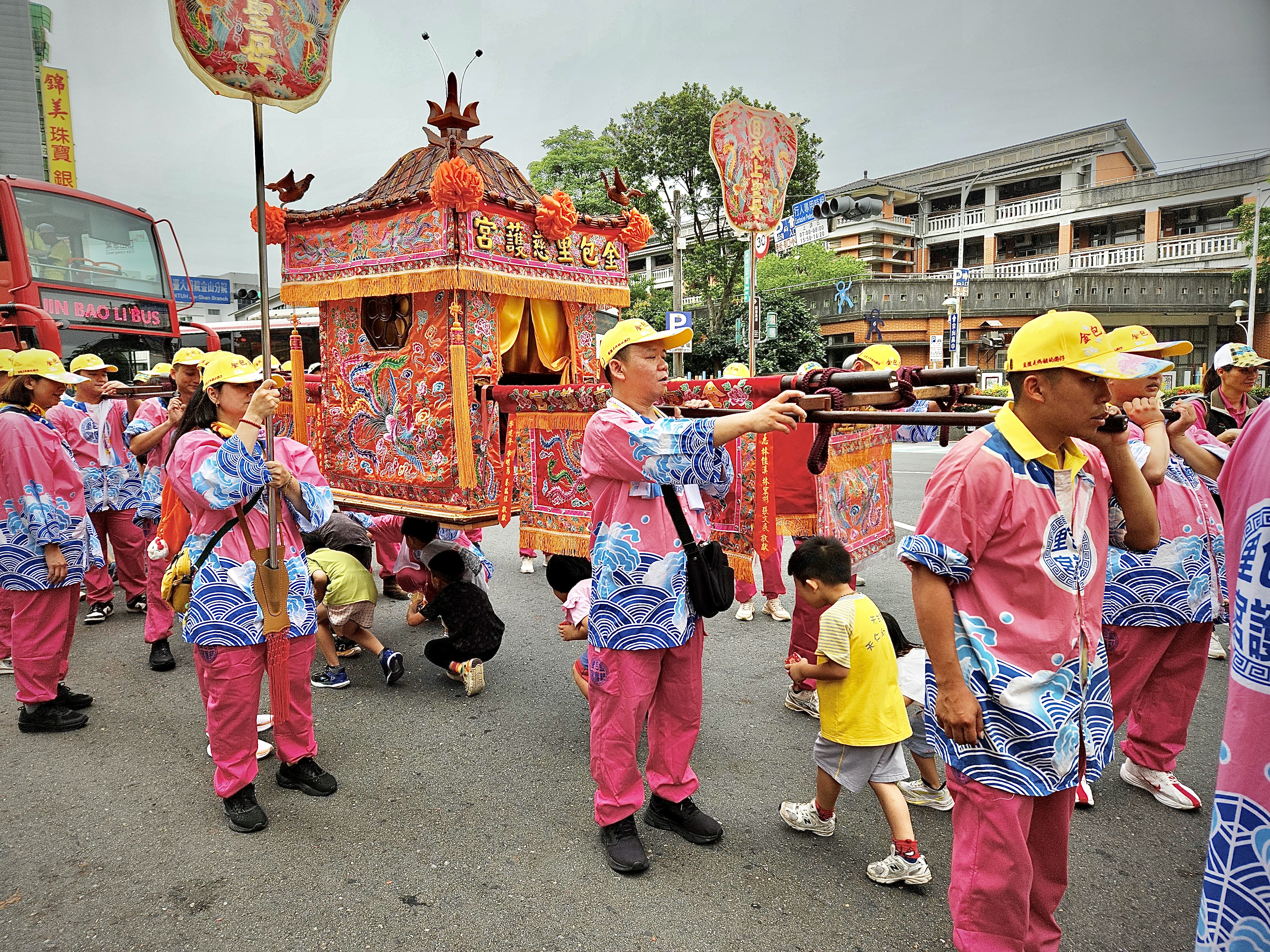 04.幼兒園小朋友體驗「鑽轎腳」，祈求媽祖庇佑