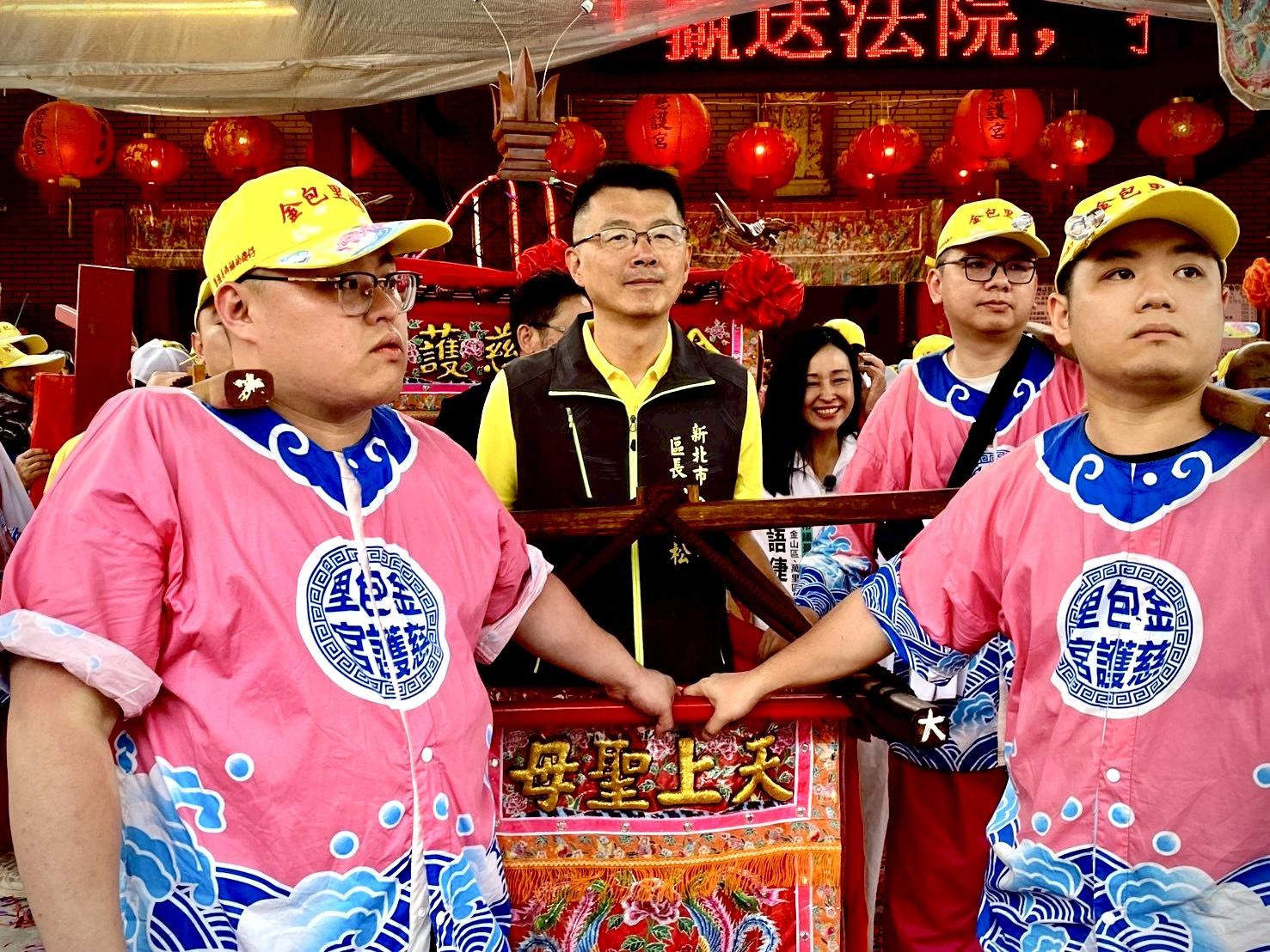 05.金山區長劉昌松與各地信眾一同恭迎開基二媽聖駕啟程