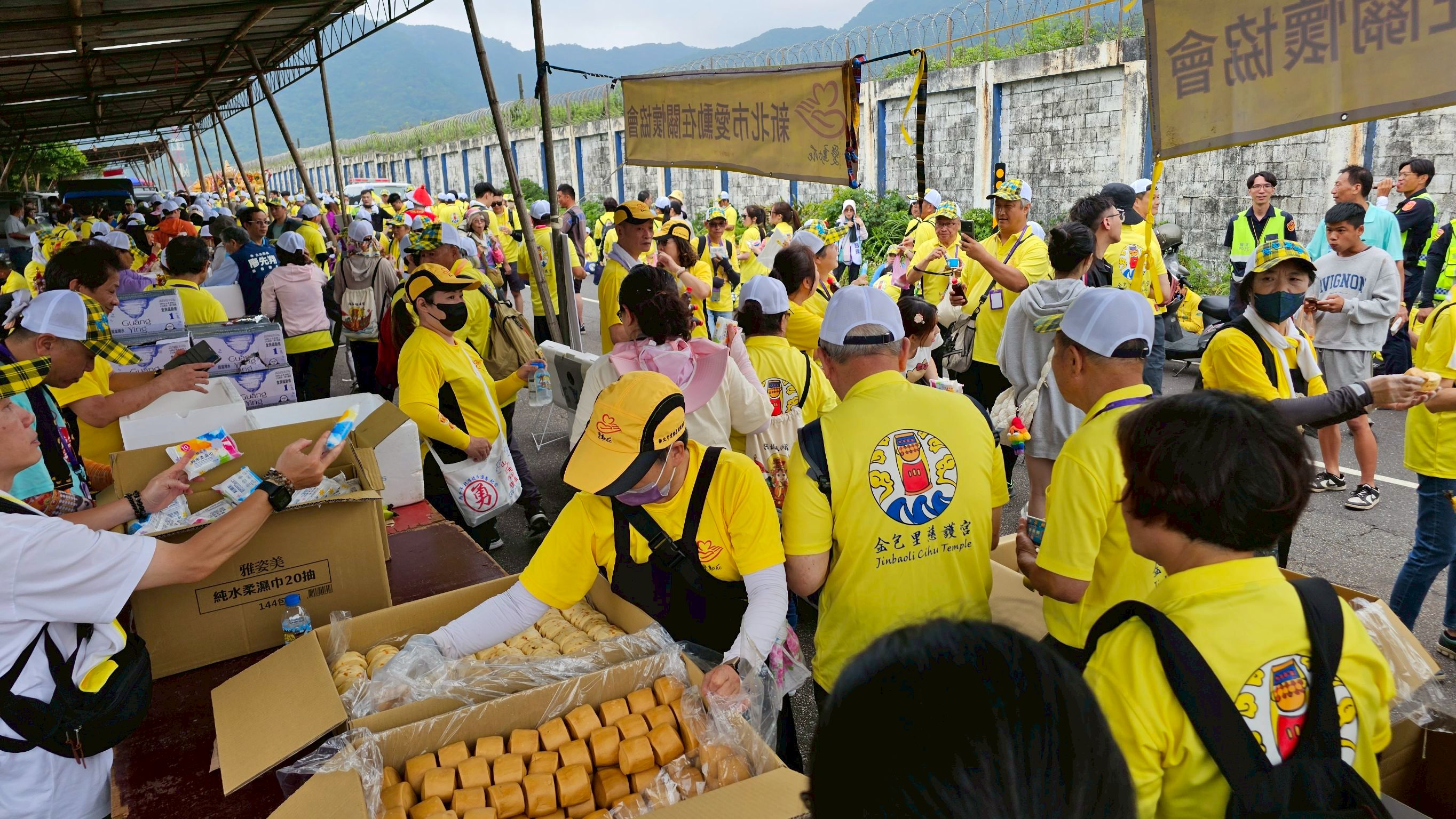 07.媽祖嚴選北海岸在地美食，現場信眾享用美食樂開懷