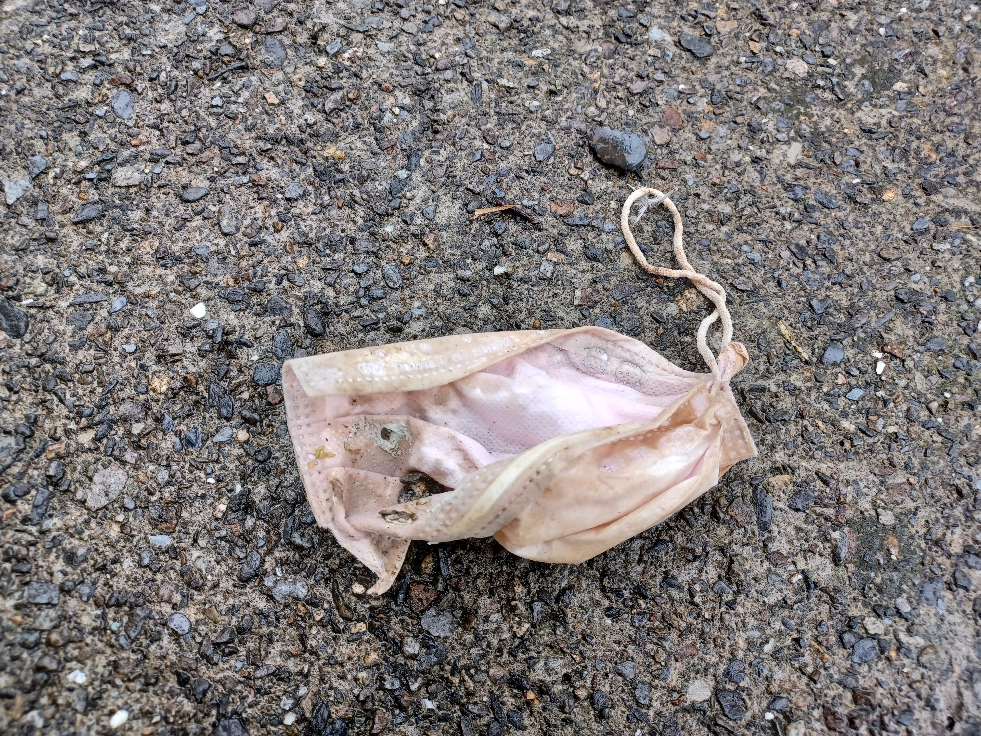 卸除下的廢棄口罩