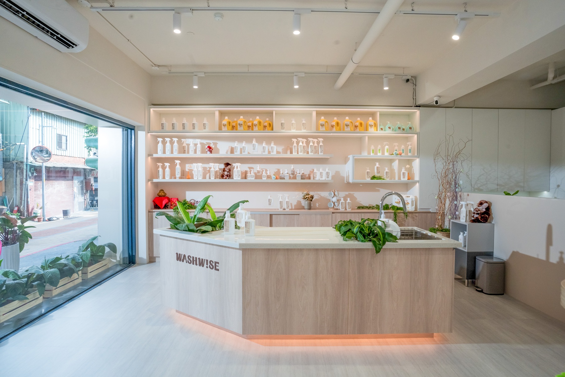 新北市政府青年局「新莊廟街特色店家再造示範計畫」WASHWISE聰明洗帶來環保洗滌產品。