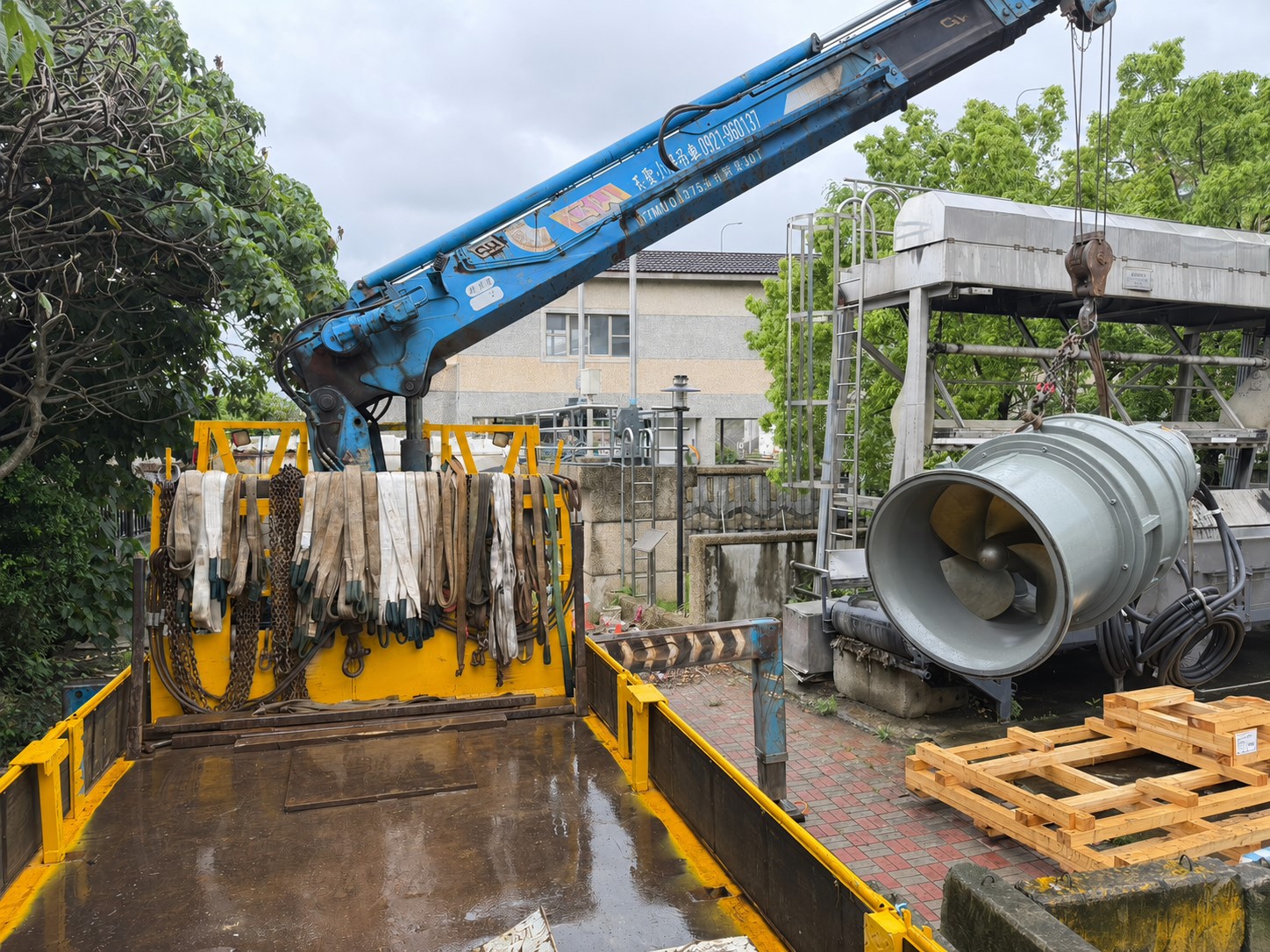 為避免中港東抽水站2台沉水式抽水機組在關鍵時刻出現操作風險，水利局積極規劃並完成老舊機組汰換工作