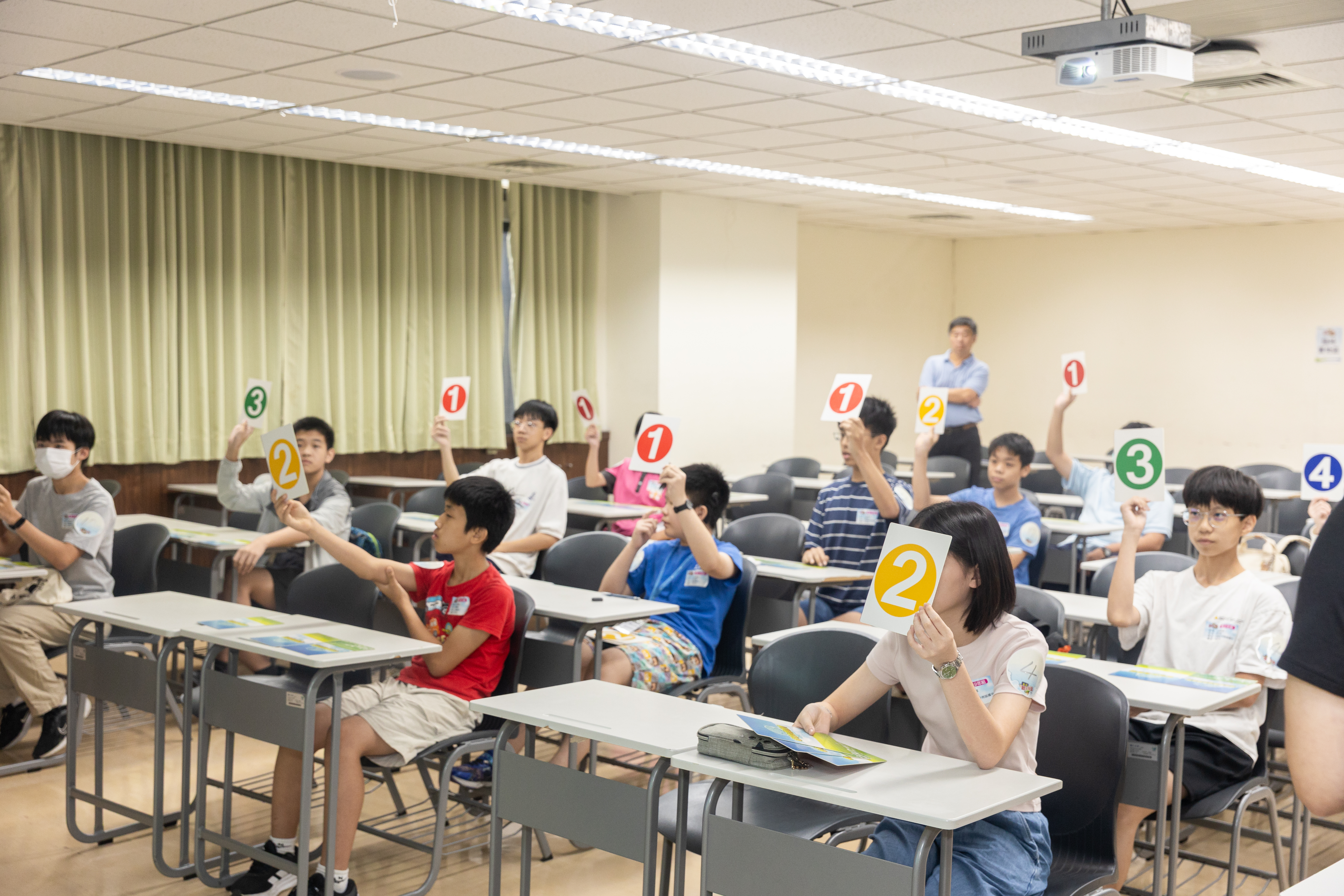 參賽選手專注答題