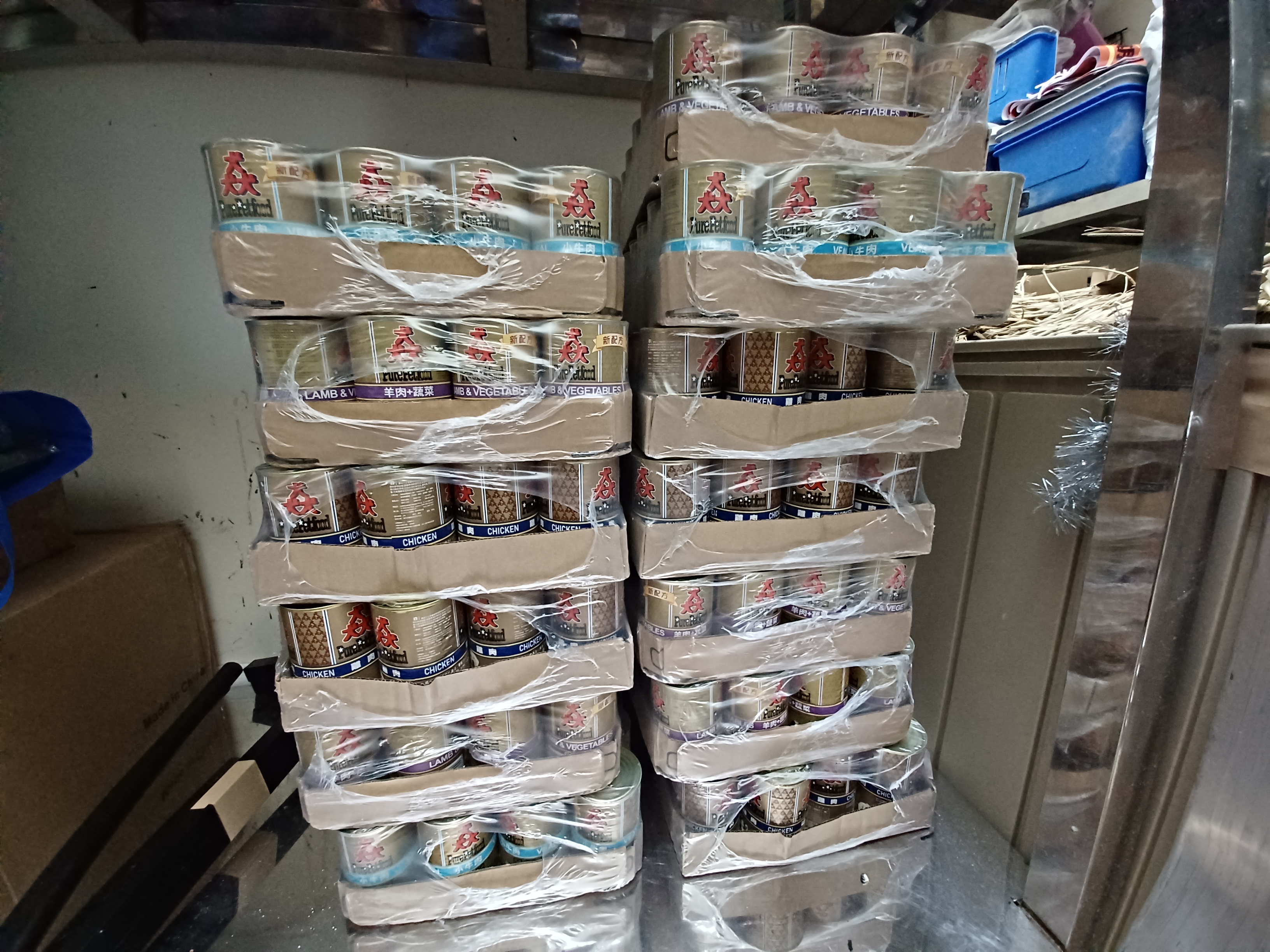  阿梅與阿原師傅揪團購買的罐頭供瑞動毛小孩享用。