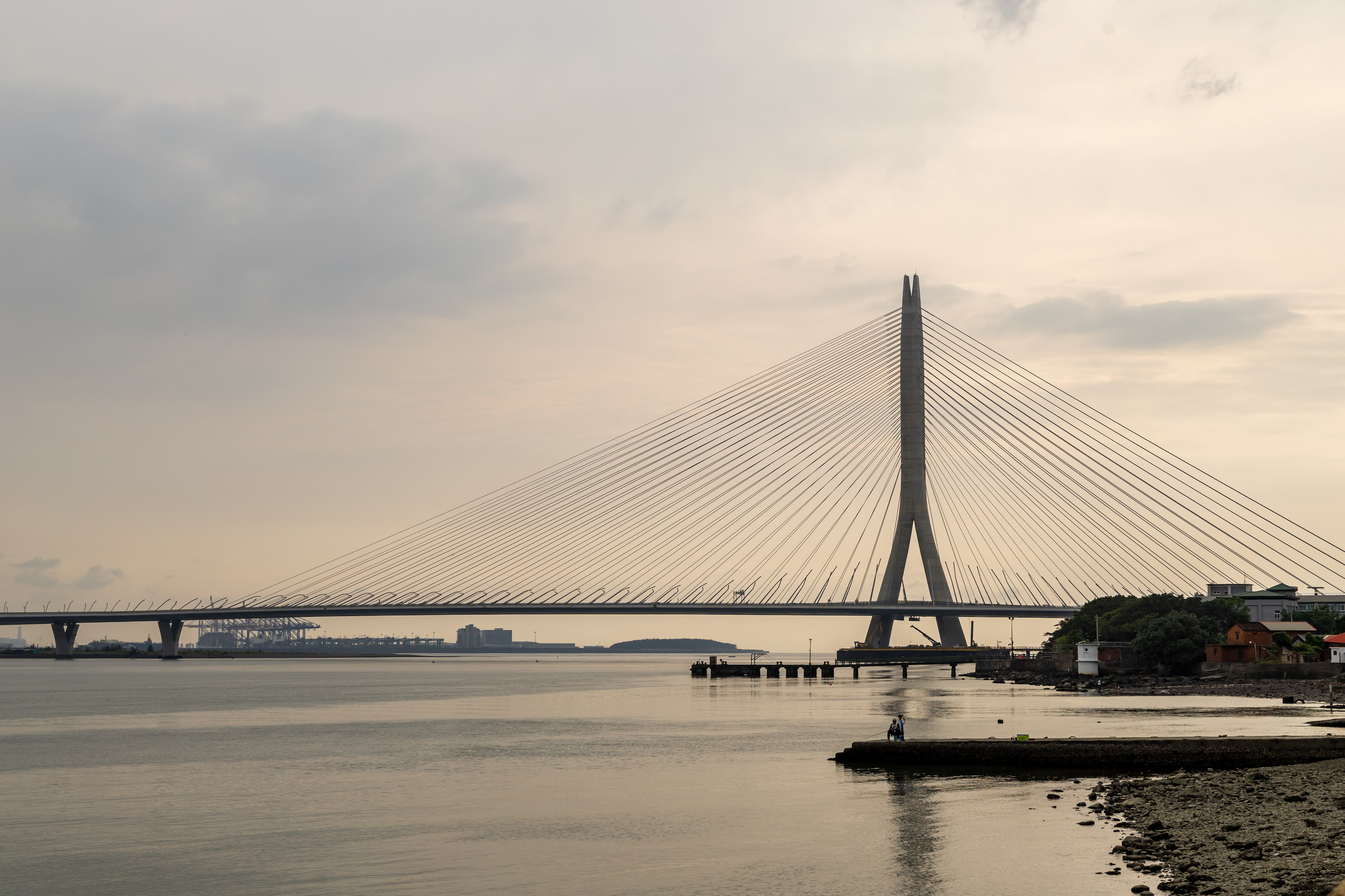  路線串聯淡江大橋，帶領民眾以全新視角遠眺壯麗的橋體與落日餘暉。