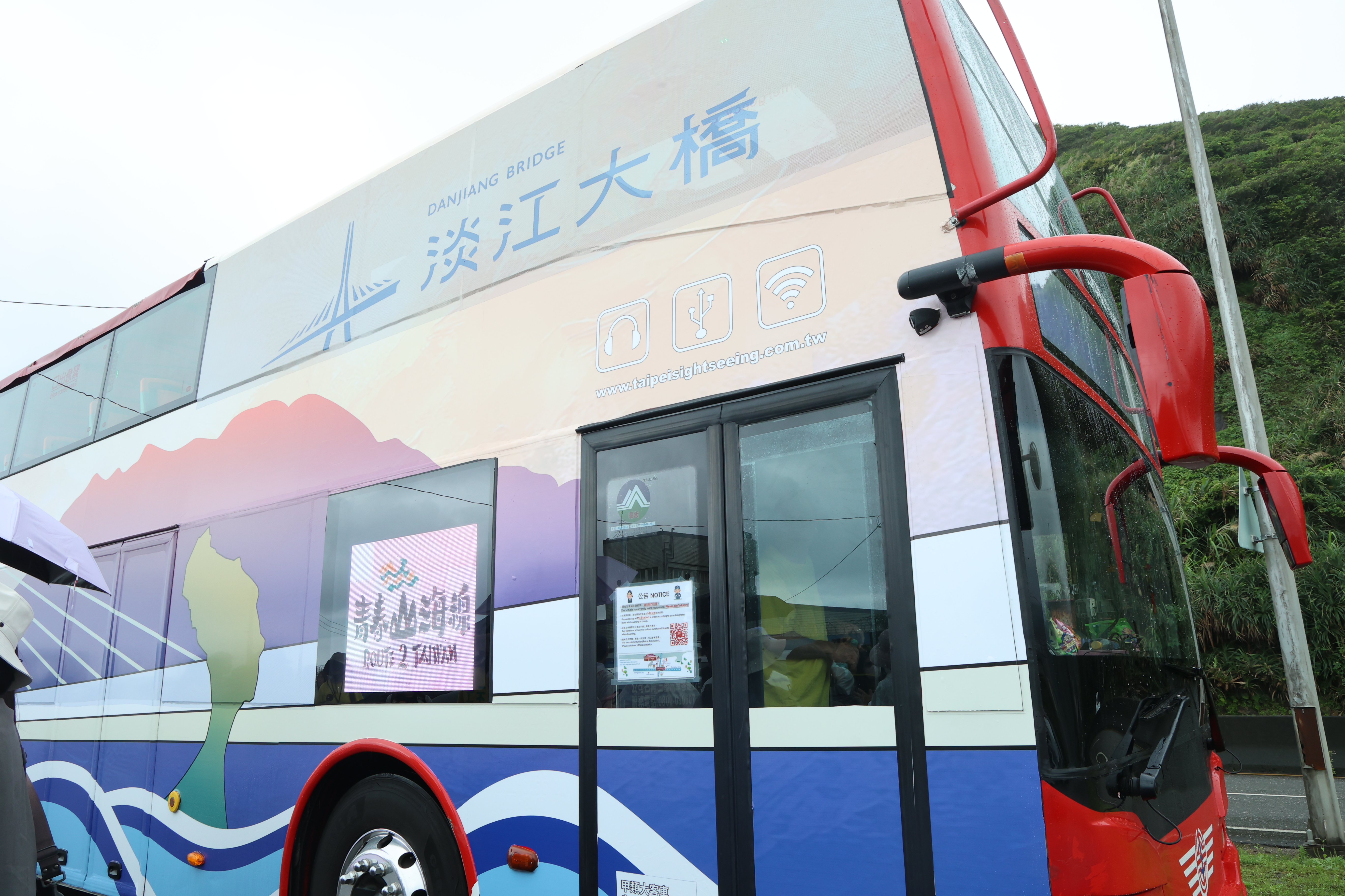 「青春山海線景觀雙層巴士」專屬彩繪外觀車體，結合北海岸特色與淡江大橋意象設計。