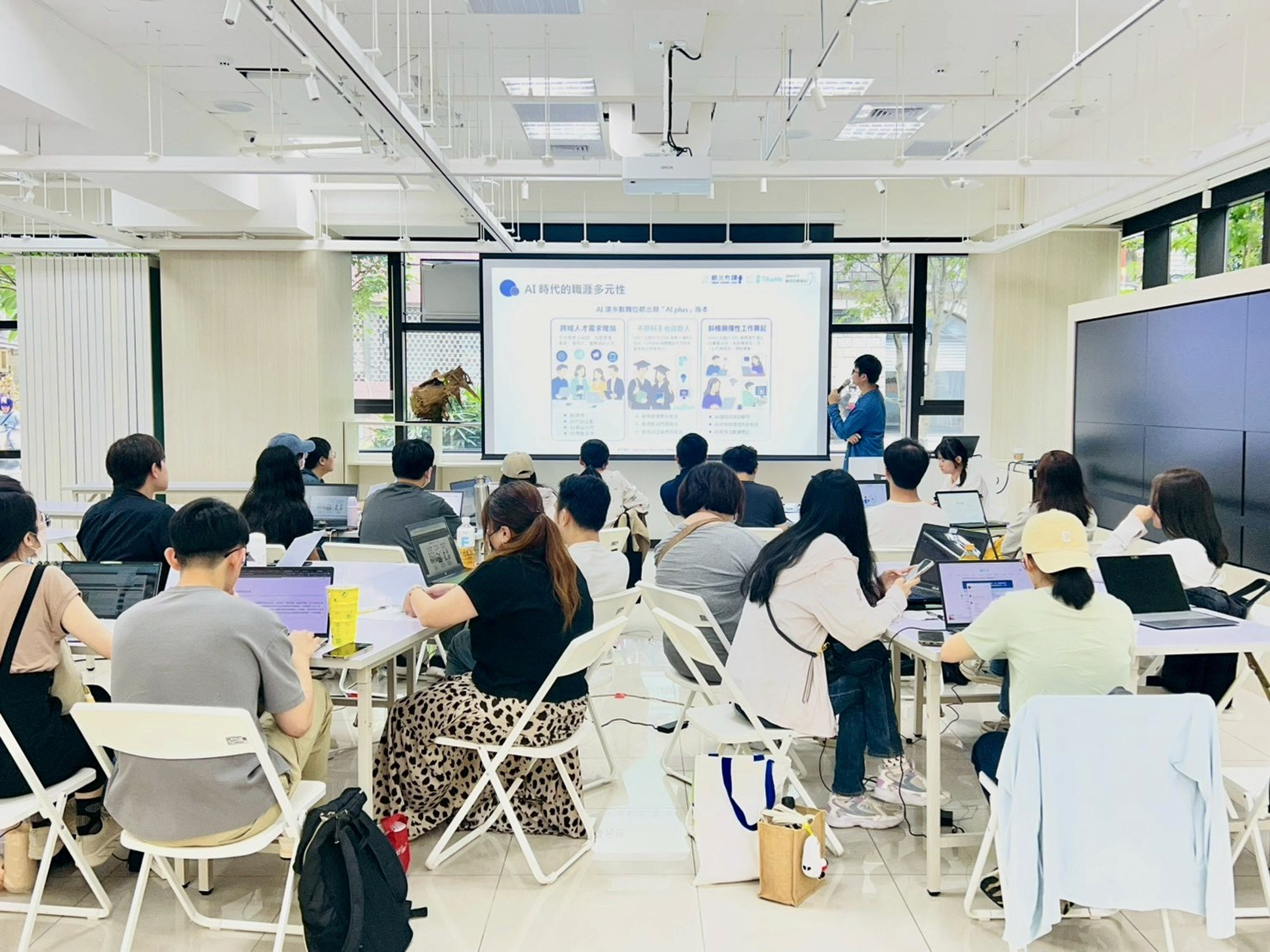「新北有課UKO」前以「從求職到創業：不懂程式也能用Gemini打造個人專業品牌網站」為題開課，吸引青年報名參加。
