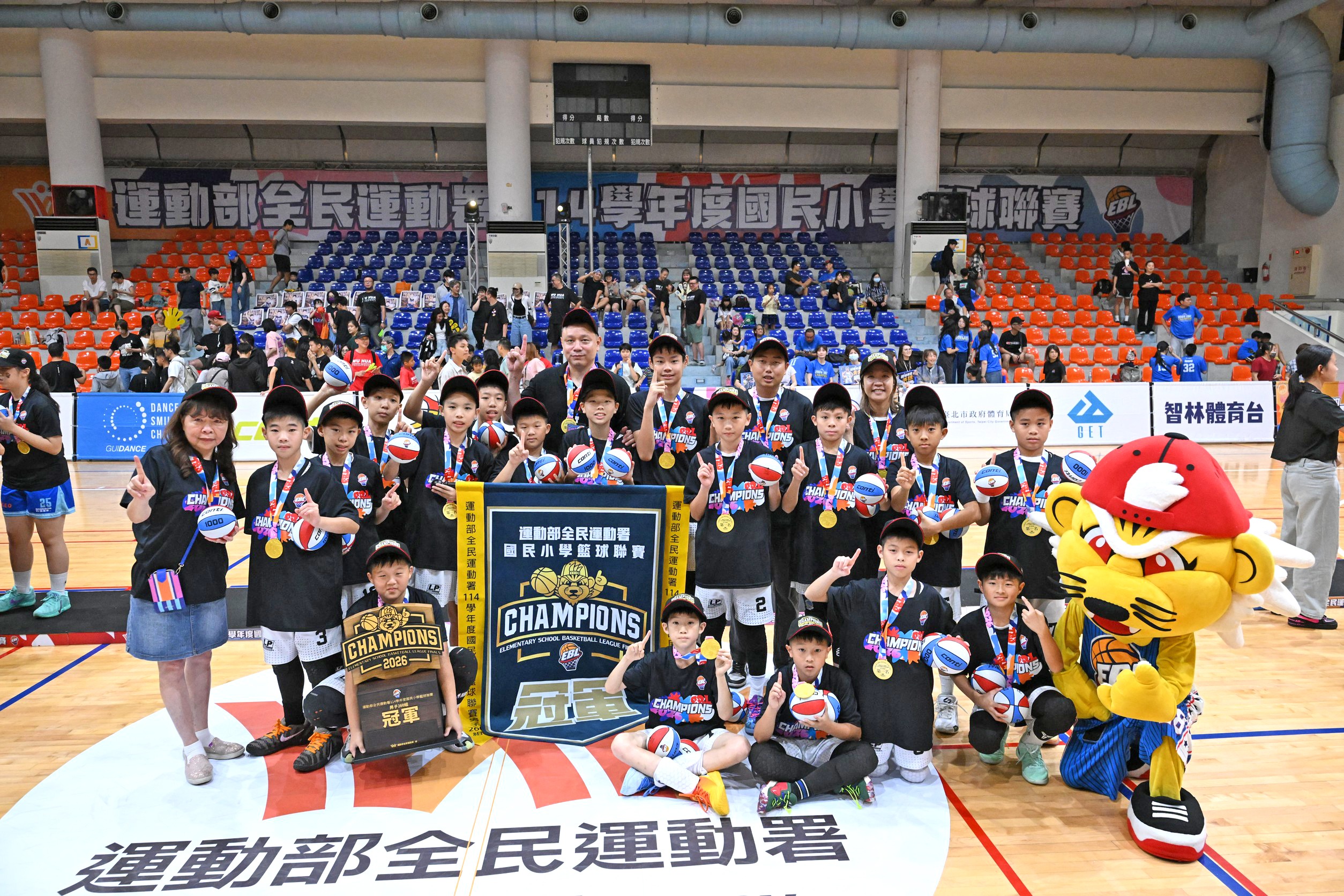 新北五華國小男子籃球隊歷經多年耕耘 抱回隊史首座EBL冠軍獎盃
