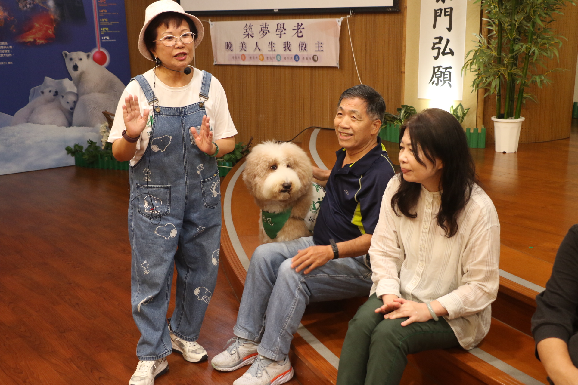  陳美麗在演講現場教育觀眾要如何和治療犬貓互動
