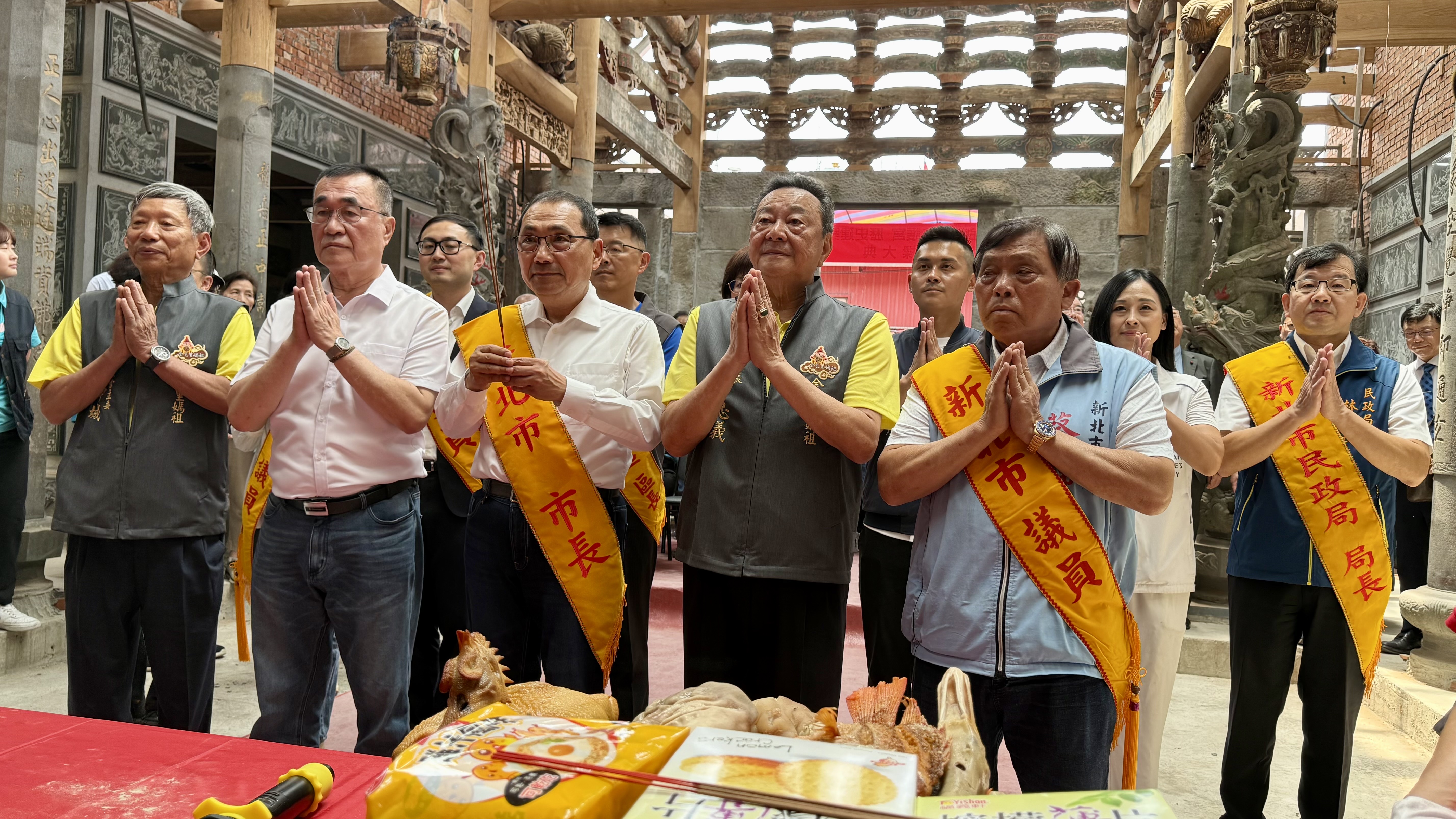 新北市長侯友宜今(4)日前往金山區財團法人新北市金包里慈護宮參加歷史建築重組工程上梁大典，期重現歷史風華。
